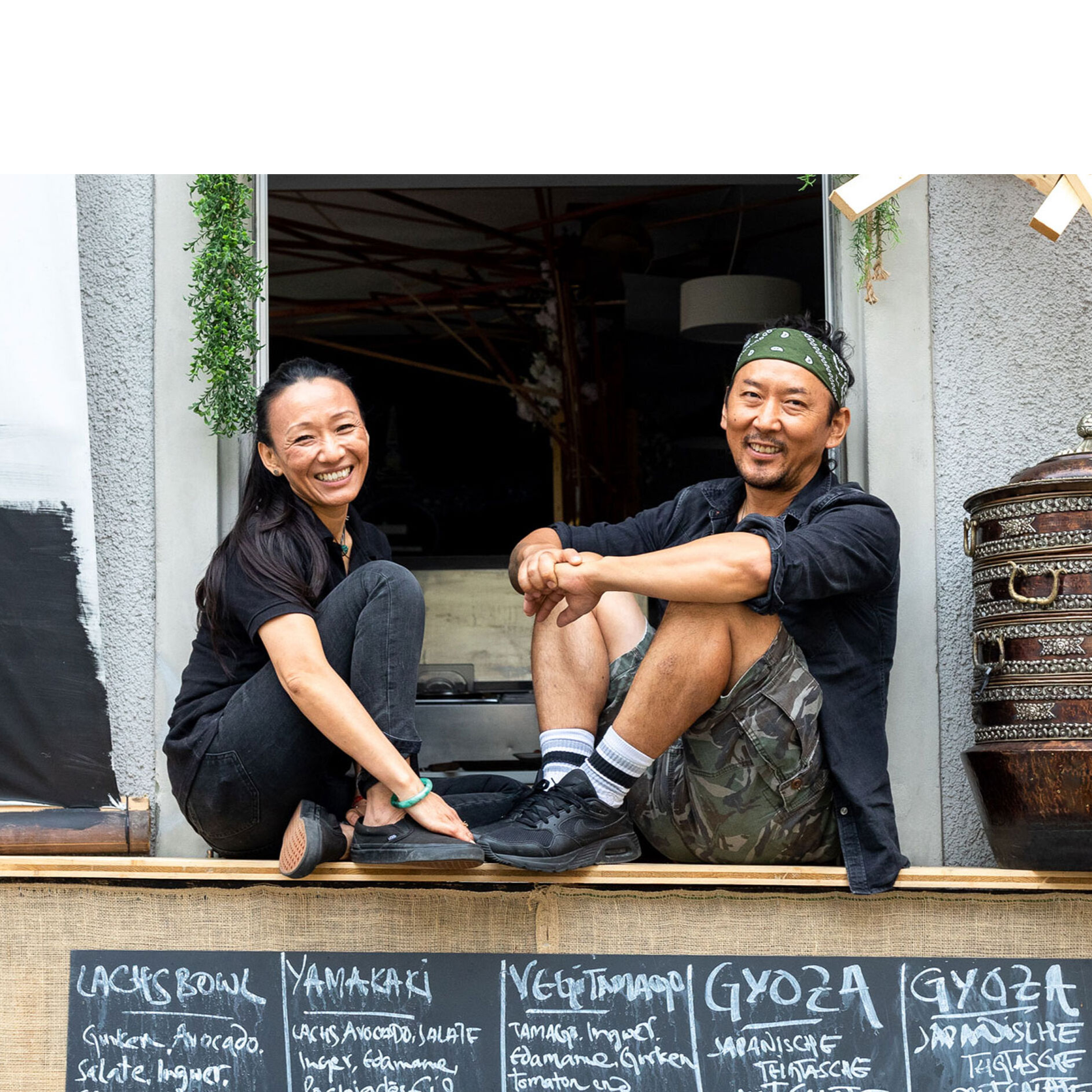 Topden Phuntsok, der Gründer von Topden in Zürich, und Tsering bereiten ihrer Kundschaft viel Genuss mit leckeren Momos, Currys und Bowls.