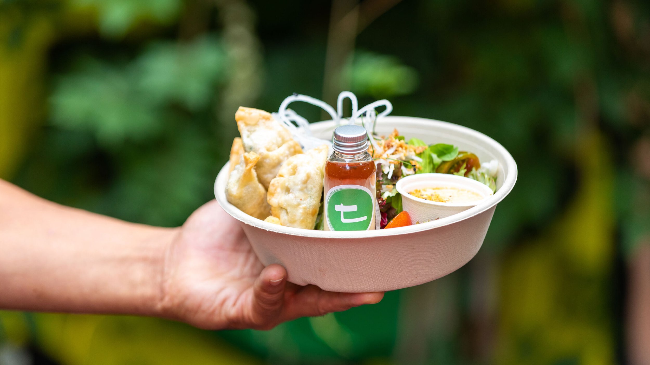 Bunte Gyoza-Bowls mit knackigen, gesunden Zutaten. Immer frisch zubereitet und perfekt zum Mitnehmen für das Mittagessen.