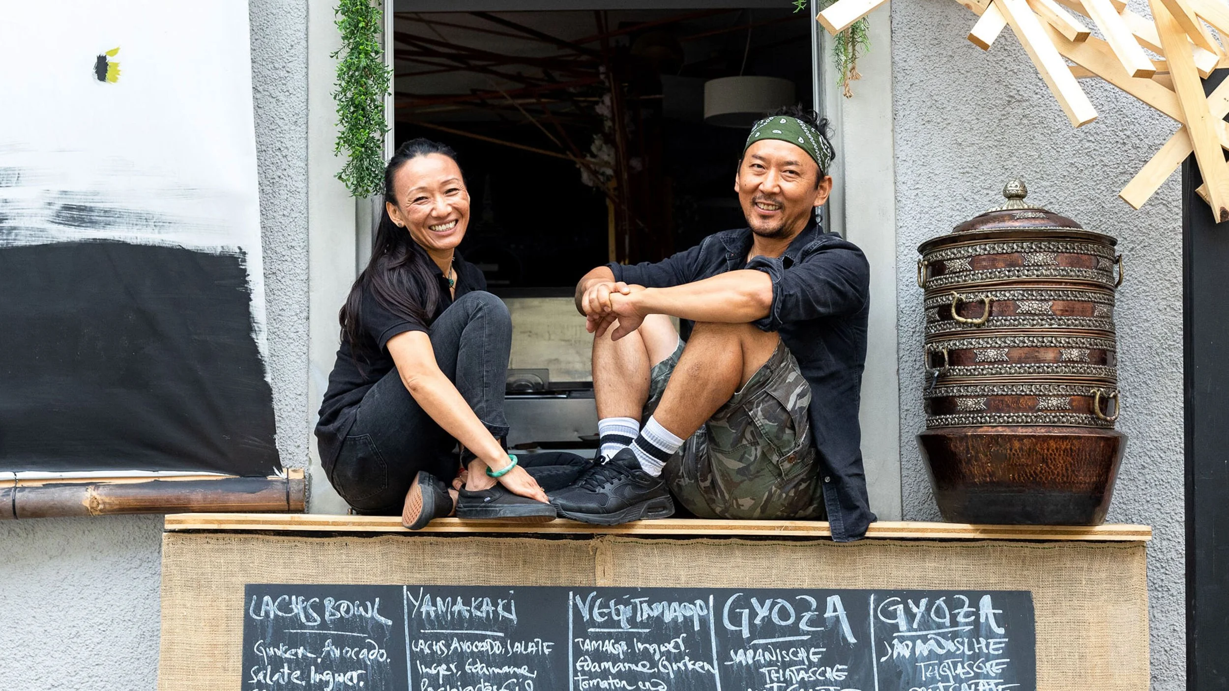 Topden Phuntsok, der Gründer von Topden in Zürich, und Tsering bereiten ihrer Kundschaft viel Genuss mit leckeren Momos, Currys und Bowls.