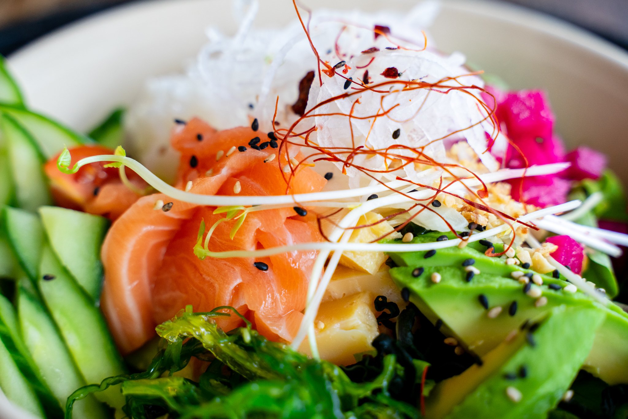 Geniessen Sie unsere leckere, asiatische Bowl mit Lachs und Avocado.