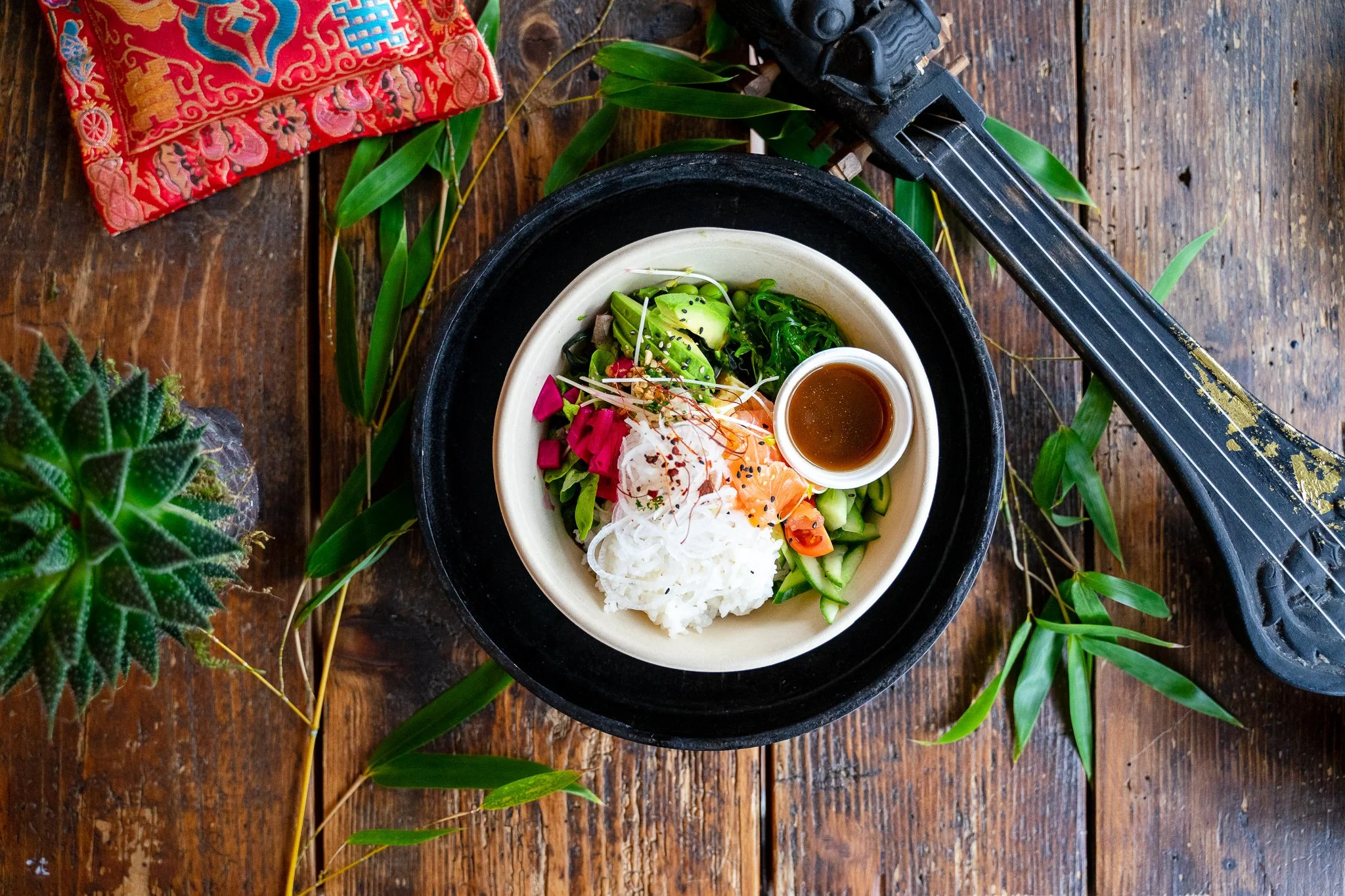 Frische, japanisch inspirierte Bowl mit Lachs und Avocado, appetitlich angerichtet für den Take-Away oder auch zum Essen vor Ort. Än Guete.