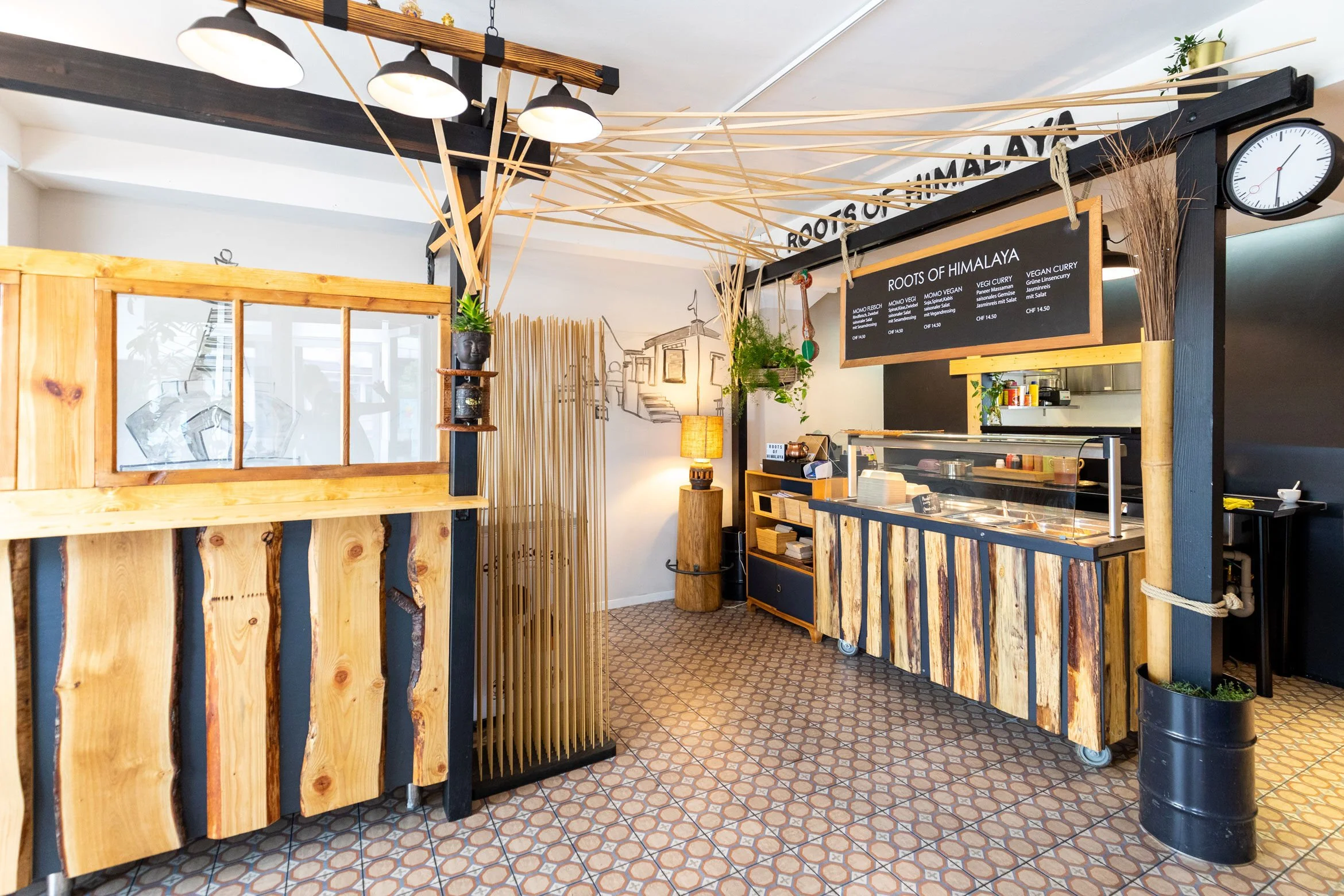 Ein Blick in das gemütlich eingerichtete Roots of Himalaya an der Badenerstrasse in Zürich, wo frische, asiatische Spezialitäten wie Currys und Momos für den Take-Away zubereitet werden.