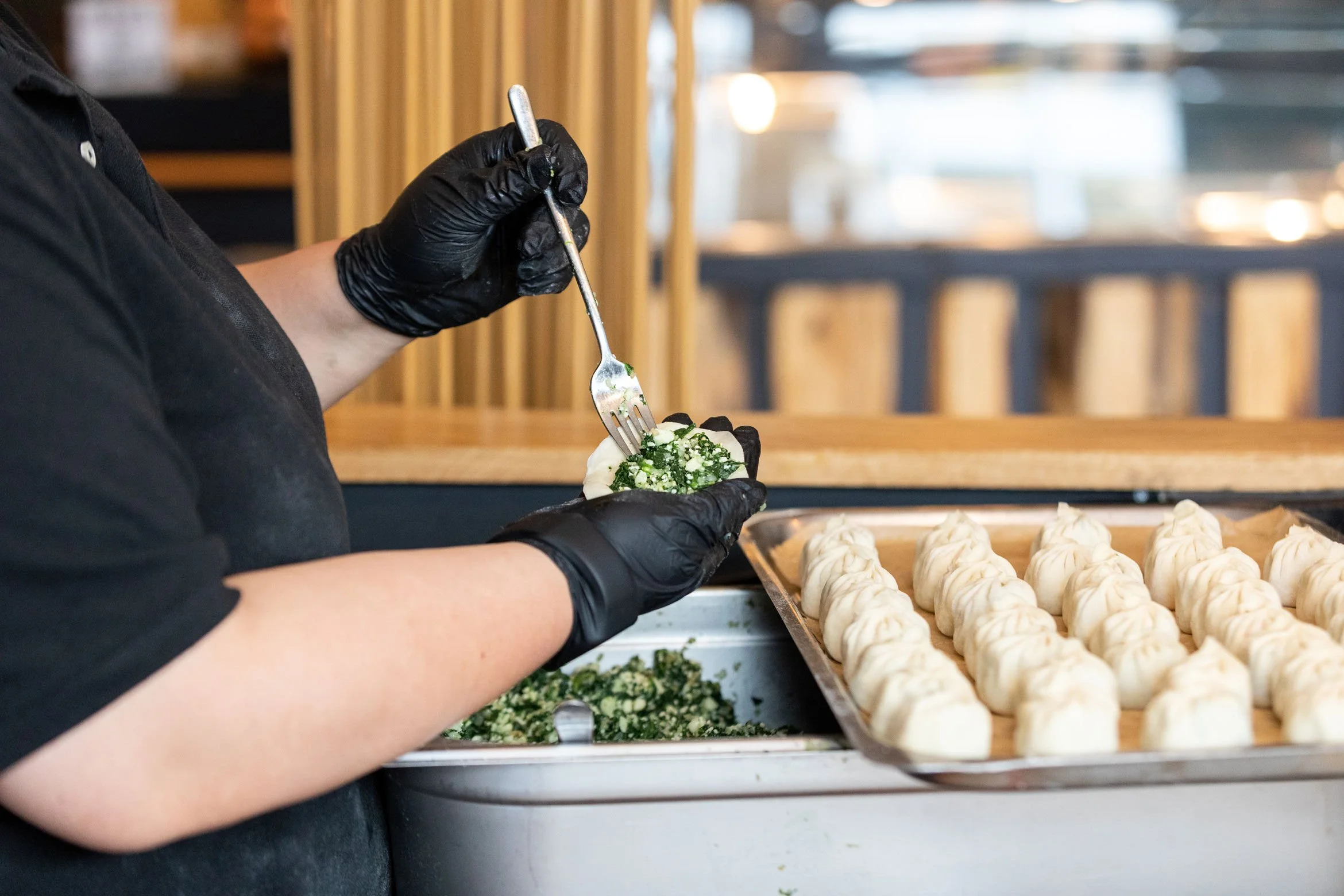 Echte, tibetische Küche in Zürich: Frisch handgemachte Momos, sorgfältig vor Ort zubereitet für unseren beliebten Take-away-Service.