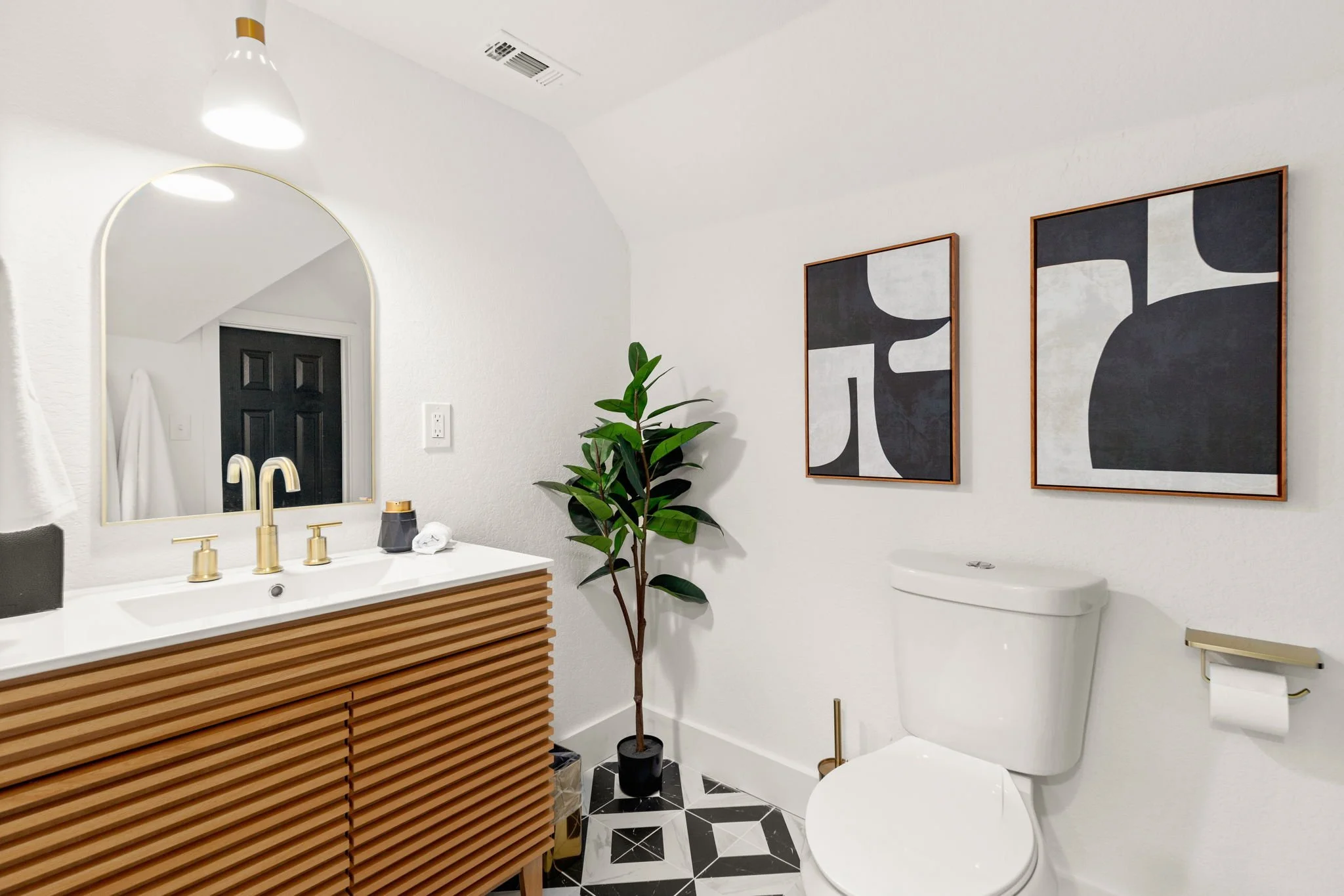 42 - Upstairs Bathroom.jpg
