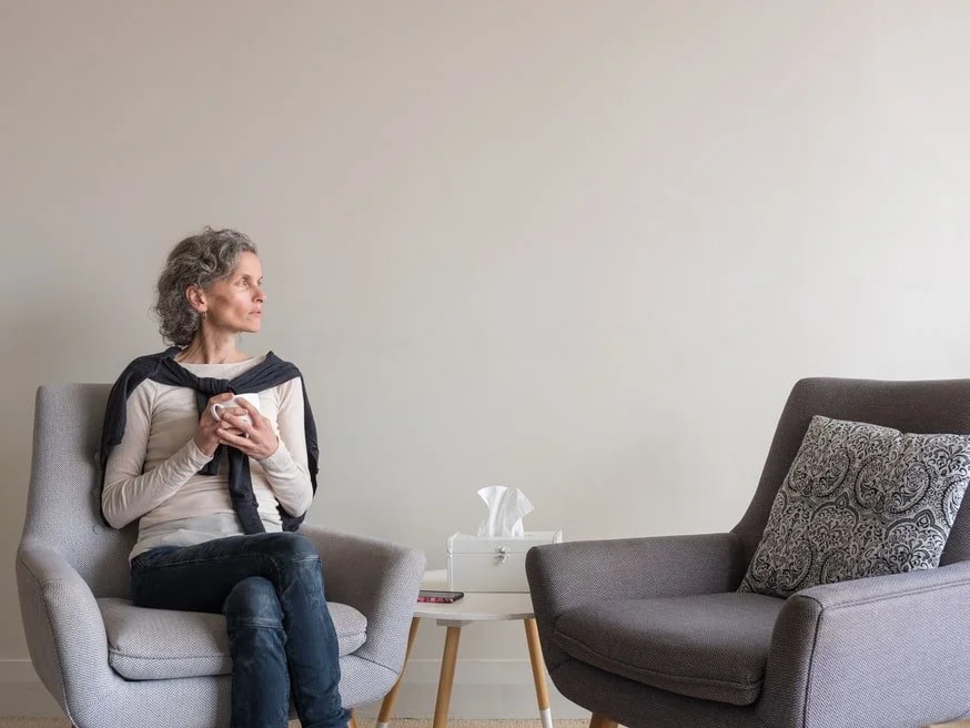 Femme seule qui représente l'isolement