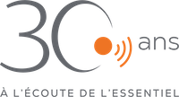 Logo célébrant 30 ans, avec numéro '30', texte 'ans', et icône d'un haut-parleur avec des ondes sonores, et le slogan 'À l'écoute de l'essentiel'.