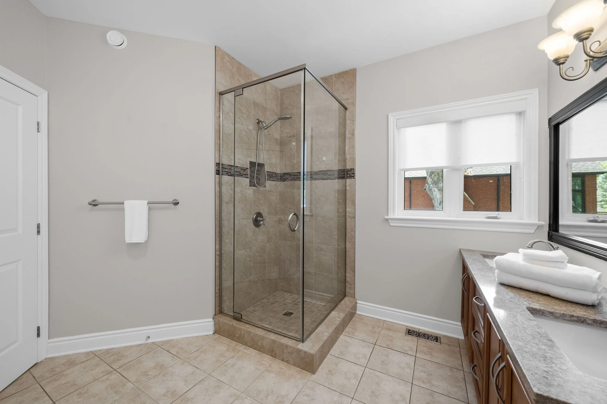 31-web-or-mls-876 Centre Street-29.jpg