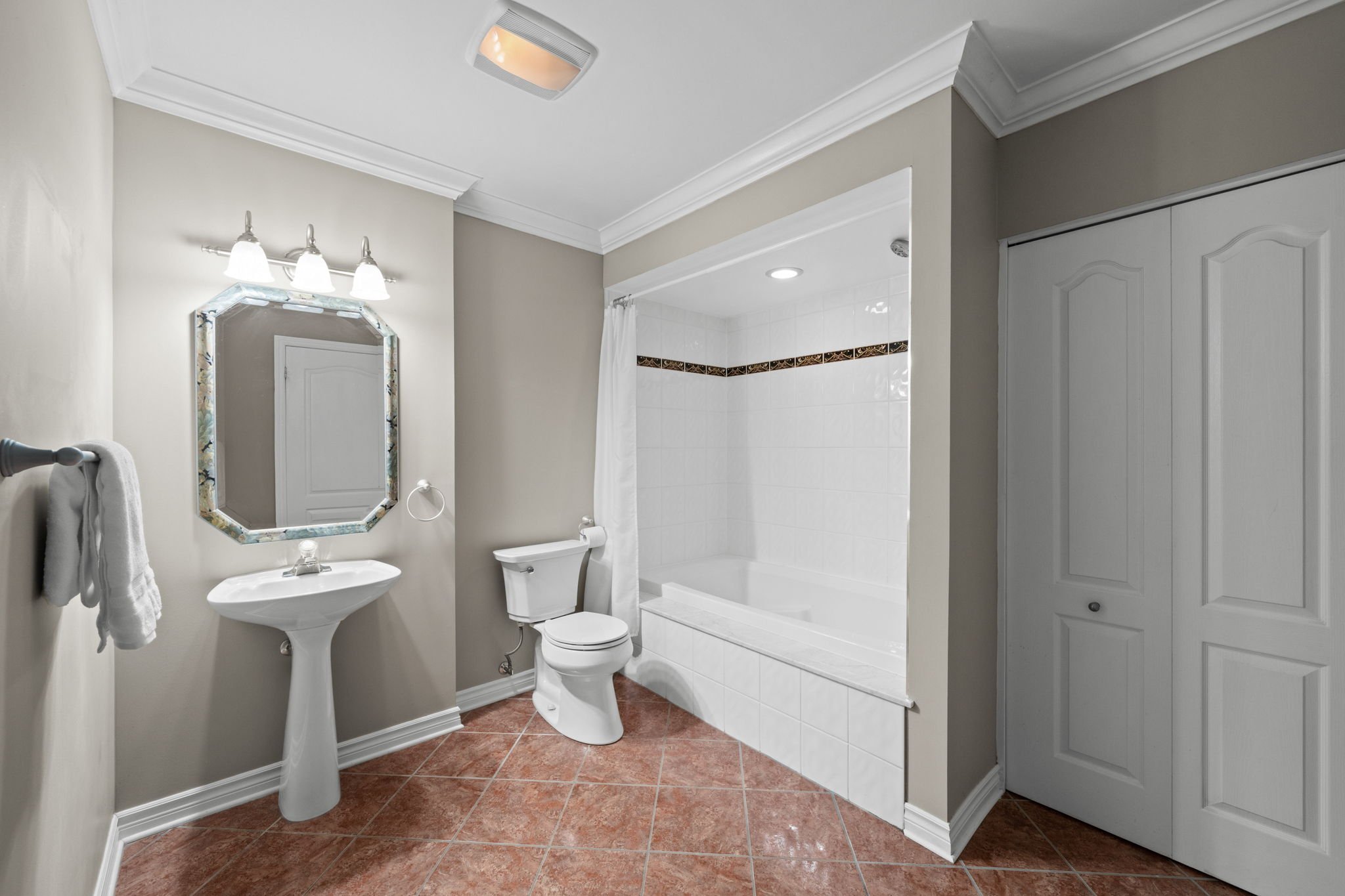 37-web-or-mls-4 Burnstead Crescent-6.jpg