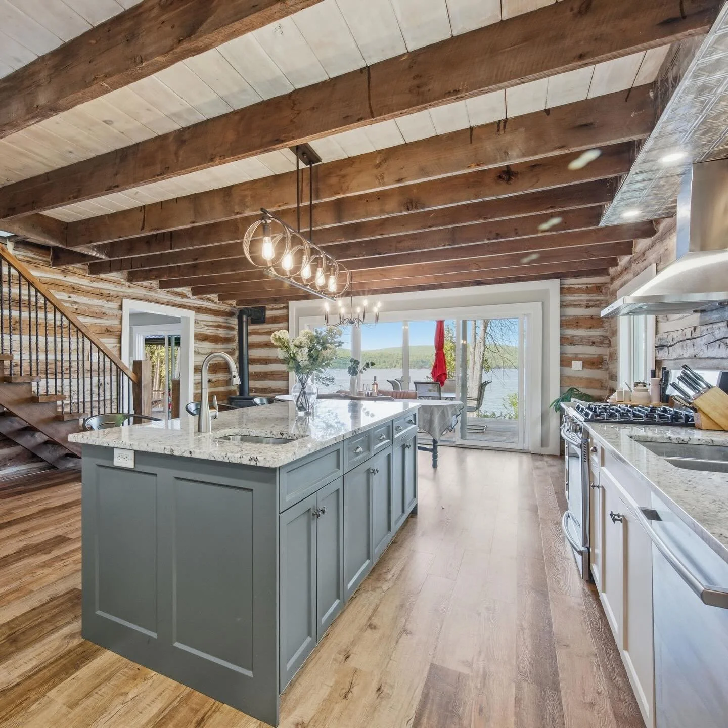 A kitchen that you can perfect your sourdough and entertain friends in 🍞🍷 including a walk-in pantry for all your storage needs, tucked out of site 👩🏻&zwj;🍳

Morning views across the river ☕️

Stunning views from every room 🌊 Upstairs, 2 bedroo