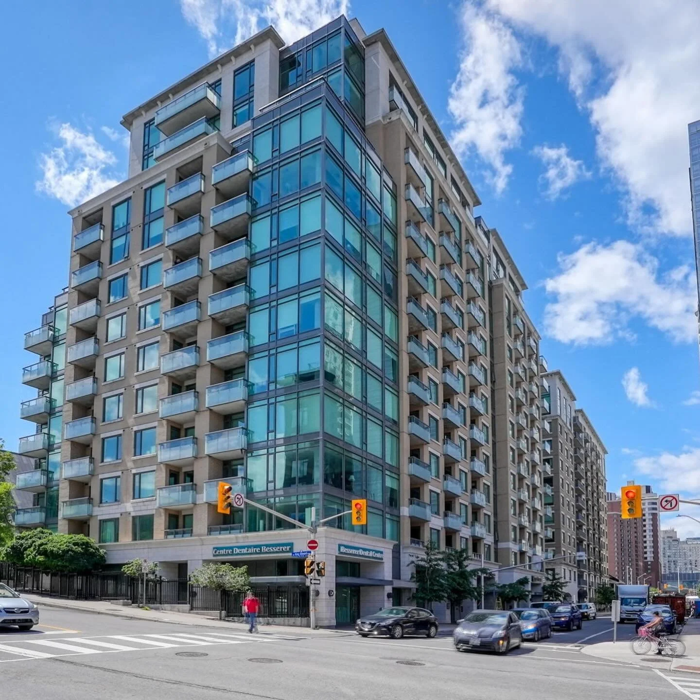 This one bedroom + den condo puts you in the heart of downtown Ottawa, walking distance to the Ottawa river, canal, and Ottawa University. 

New price 🏷️ $369,900

@sarahhunterhomes