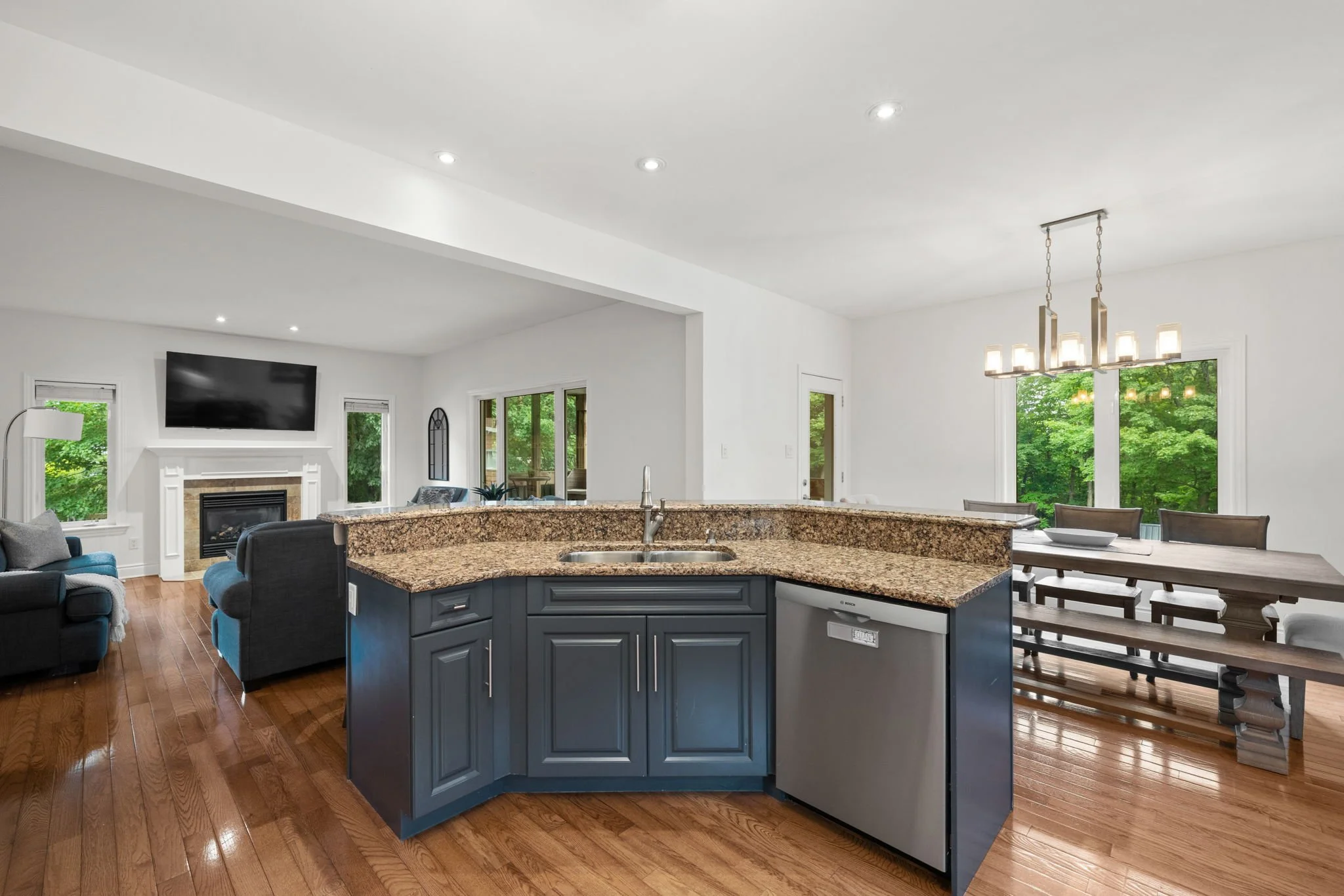 17-web-or-mls-876 Centre Street-17.jpg