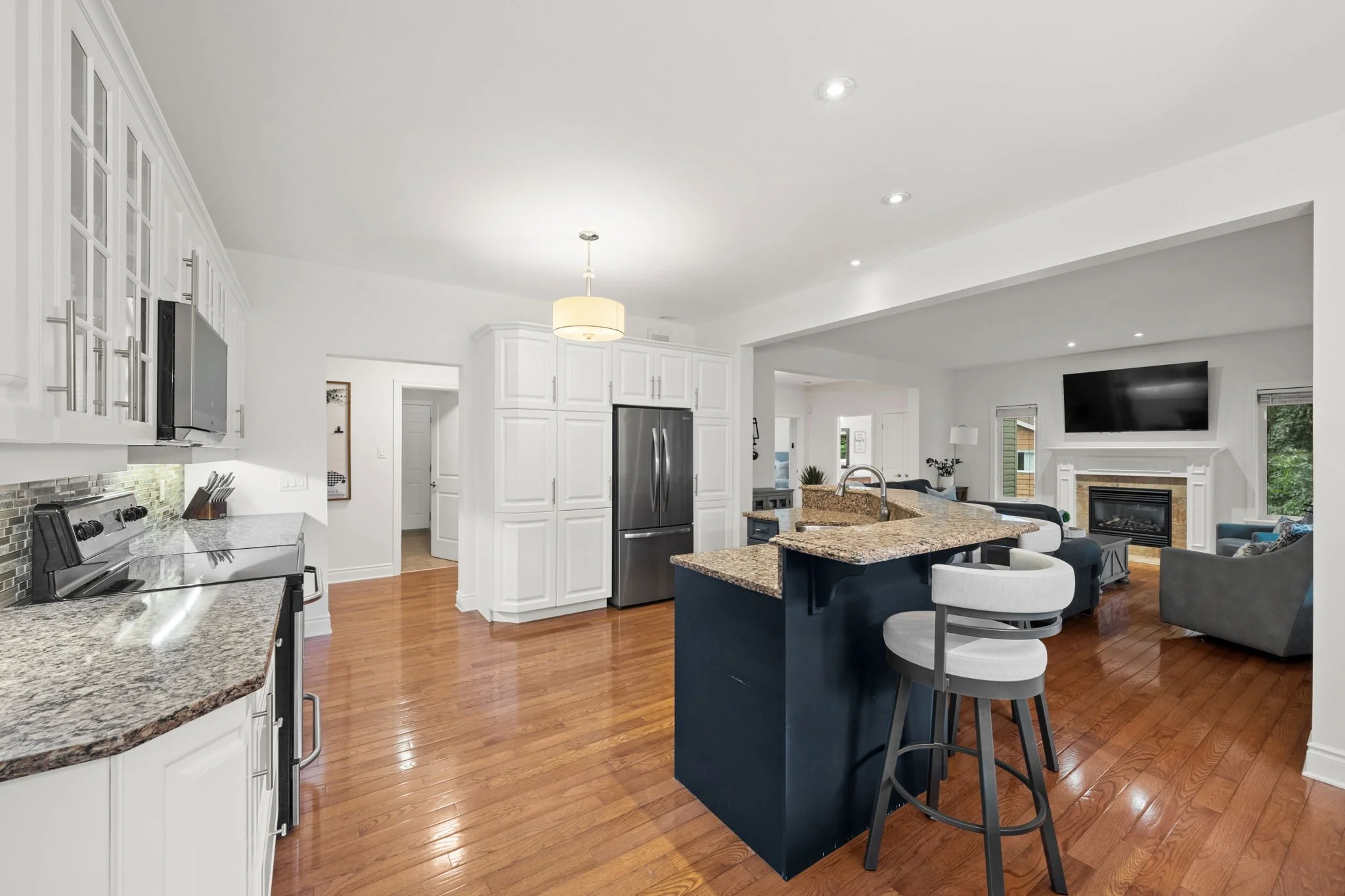 21-web-or-mls-876 Centre Street-23.jpg