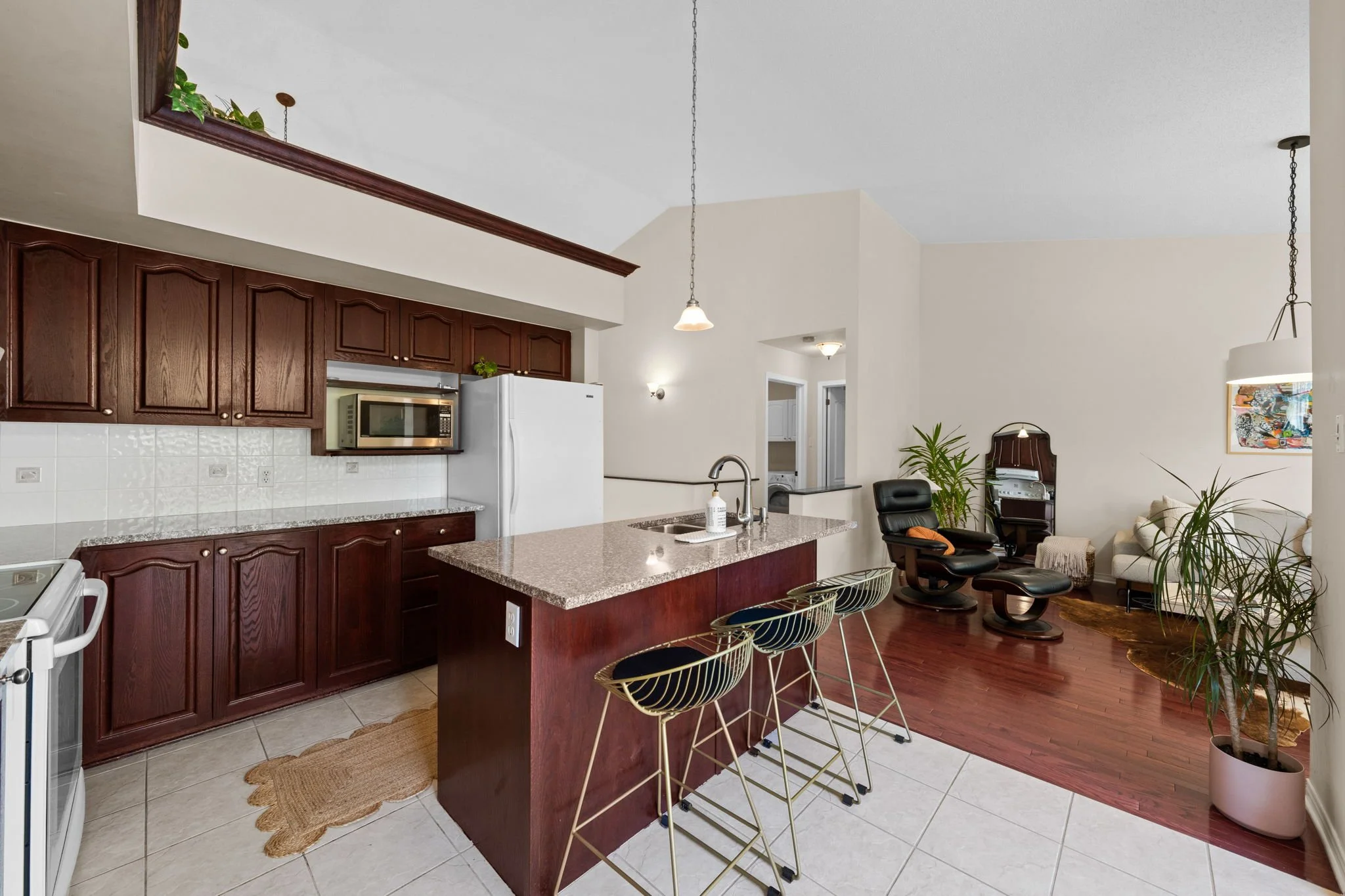 16-web-or-mls-4 Burnstead Crescent-19.jpg