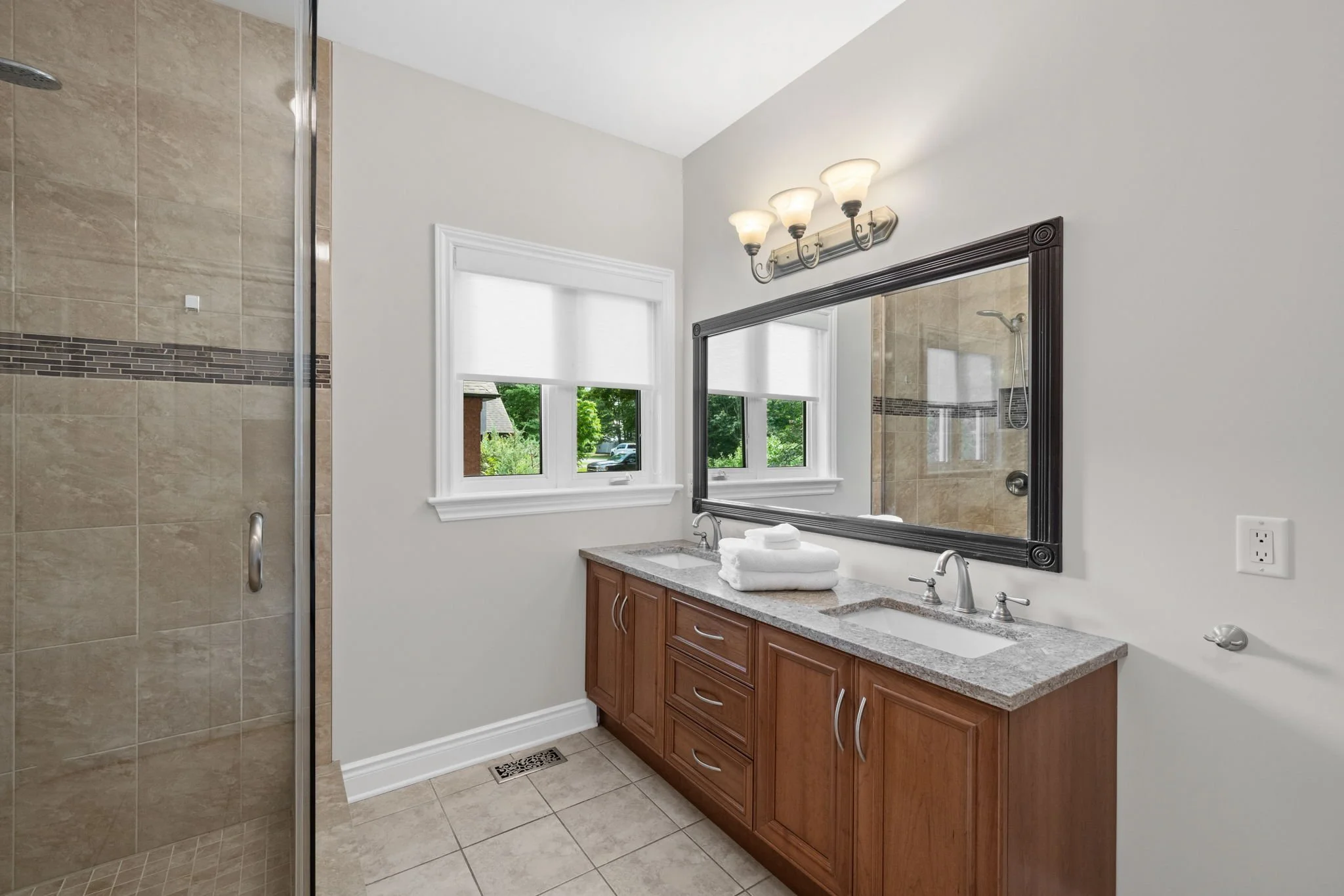 32-web-or-mls-876 Centre Street-30.jpg