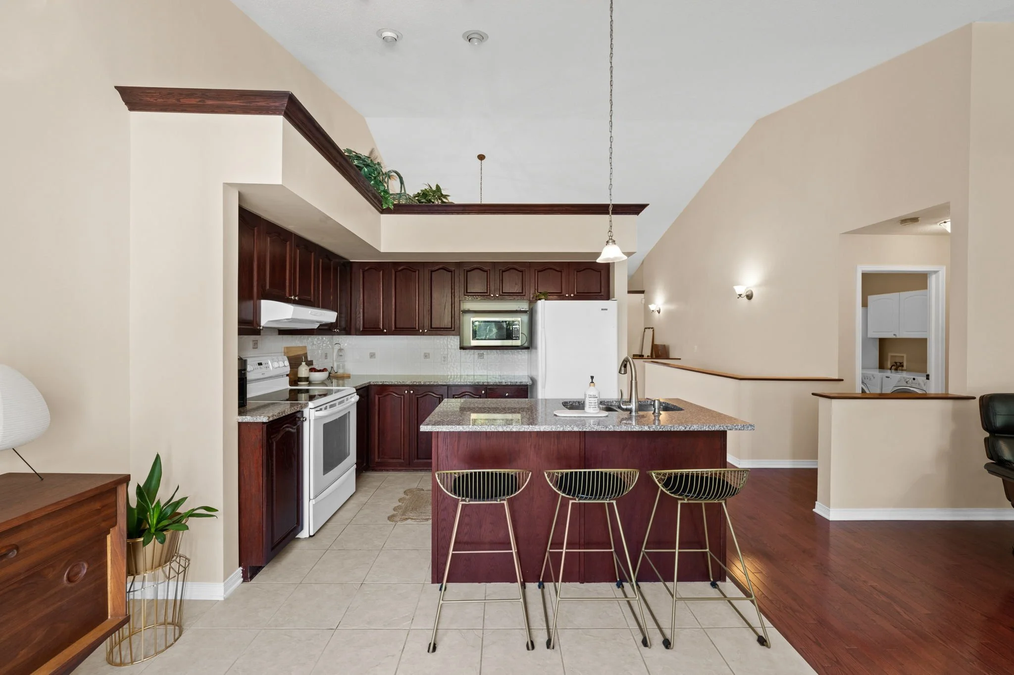 15-web-or-mls-4 Burnstead Crescent-18.jpg
