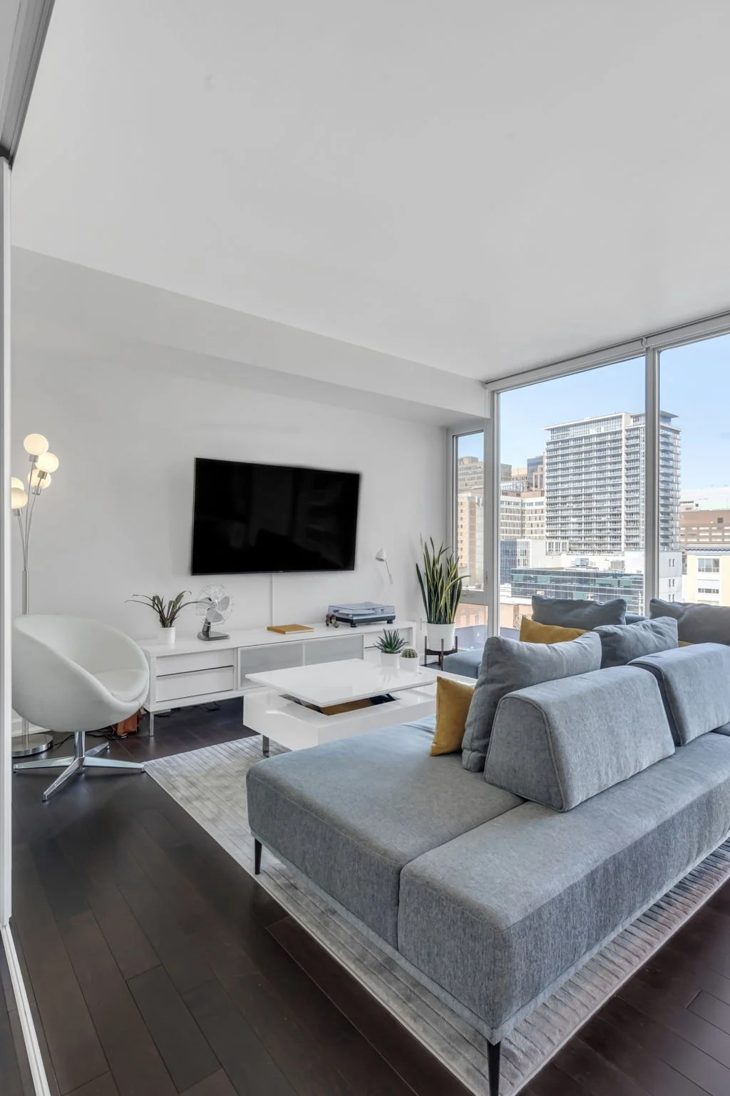 11-web-or-mls-300-lisgar-st-701.jpg