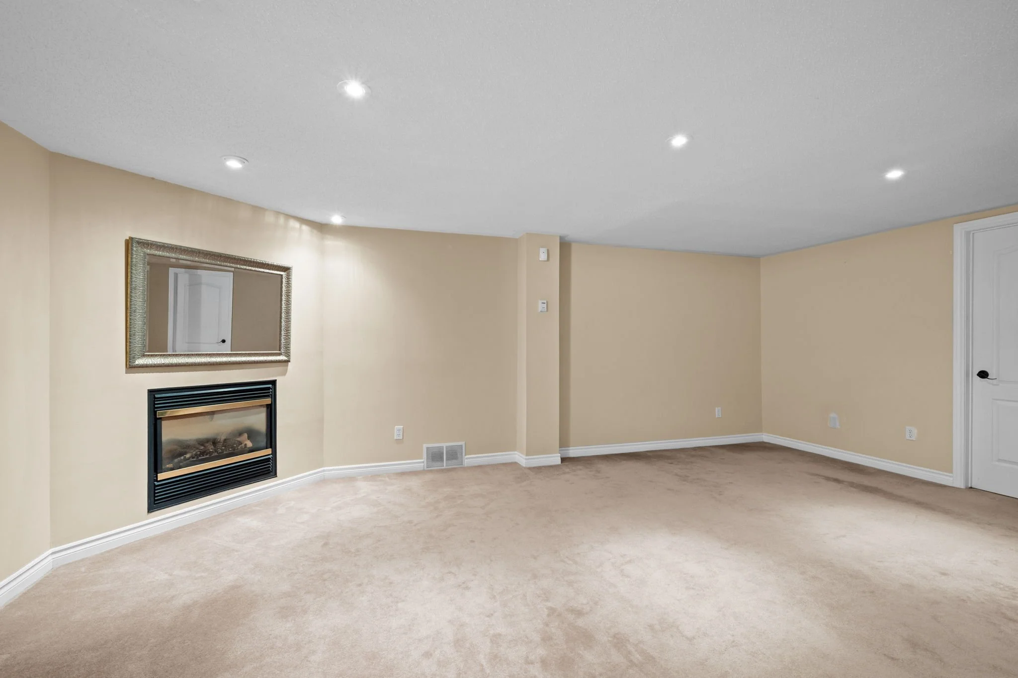 40-web-or-mls-4 Burnstead Crescent-10.jpg