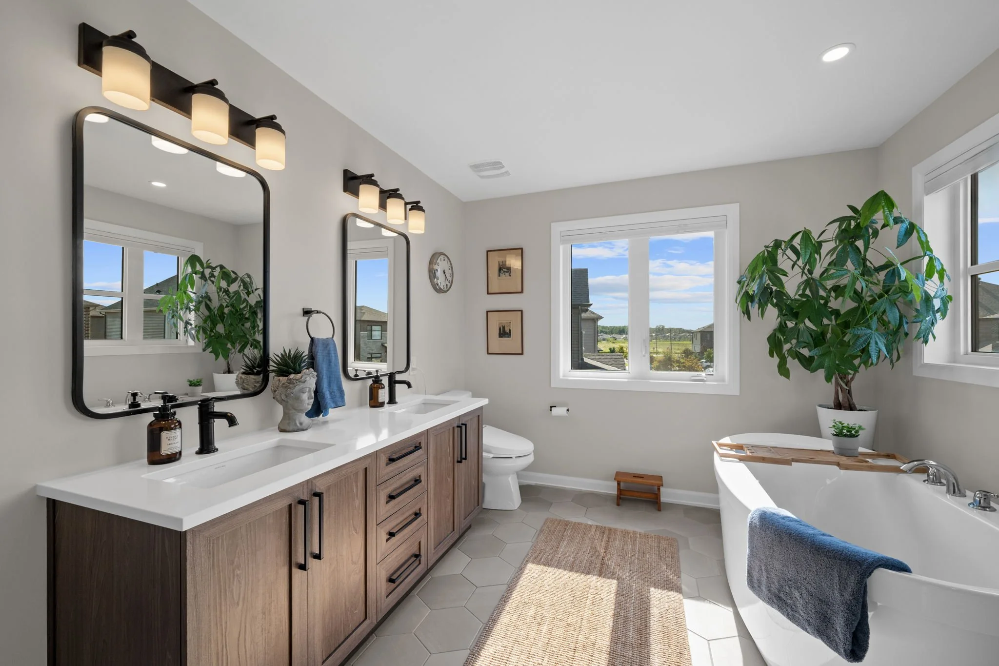 32-web-or-mls-720 Coast Circle-56.jpg