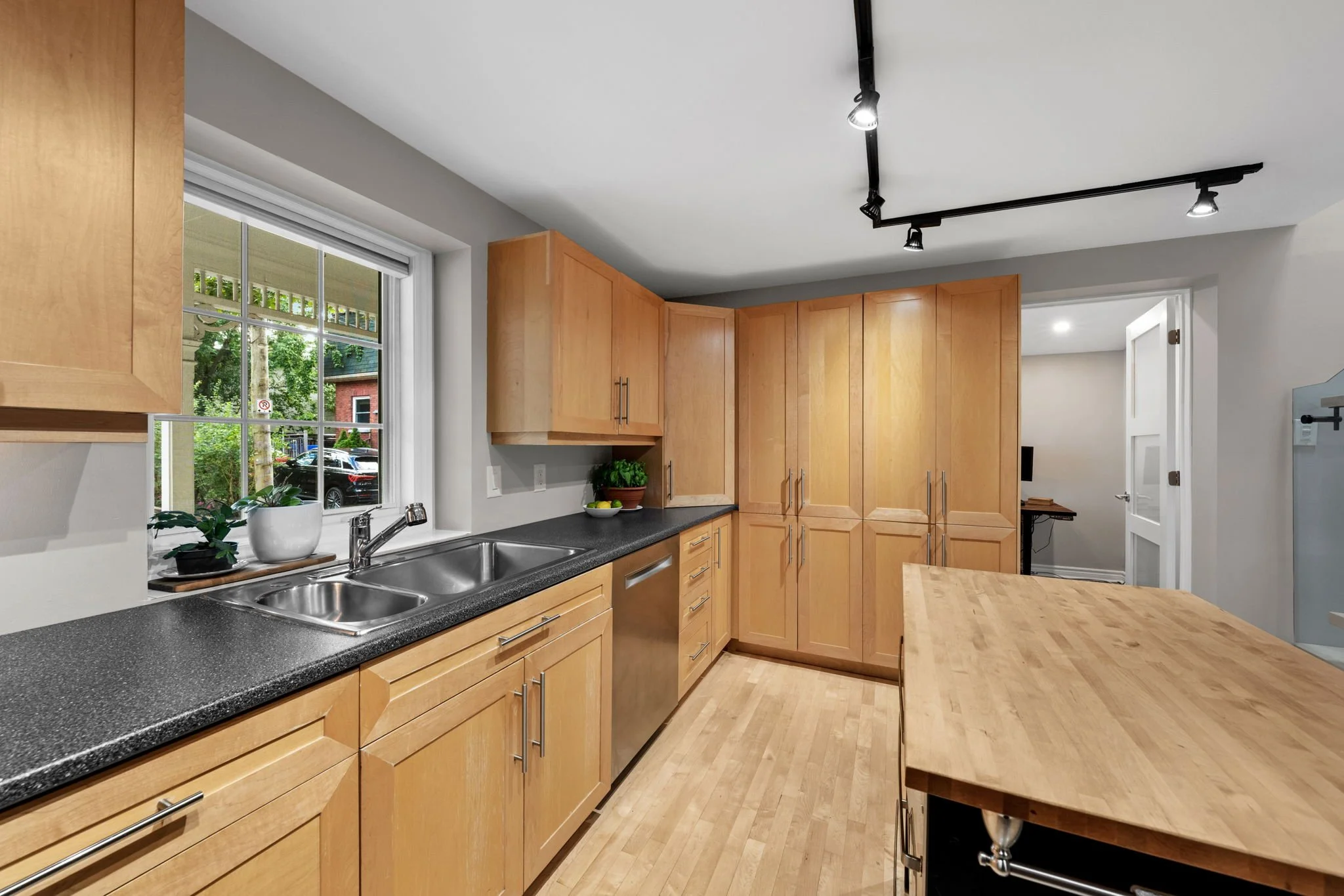14-web-or-mls-4 Avon Lane-38.jpg