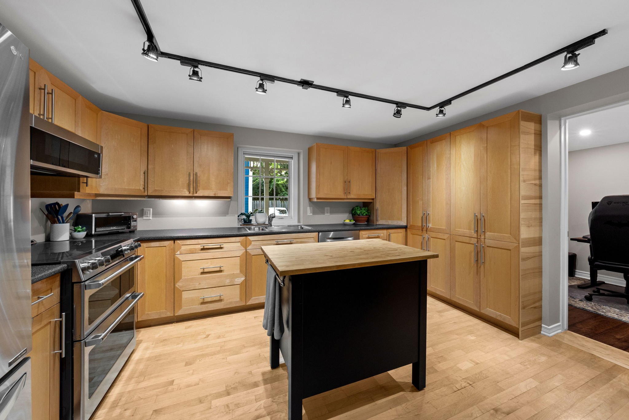 11-web-or-mls-4 Avon Lane-35.jpg