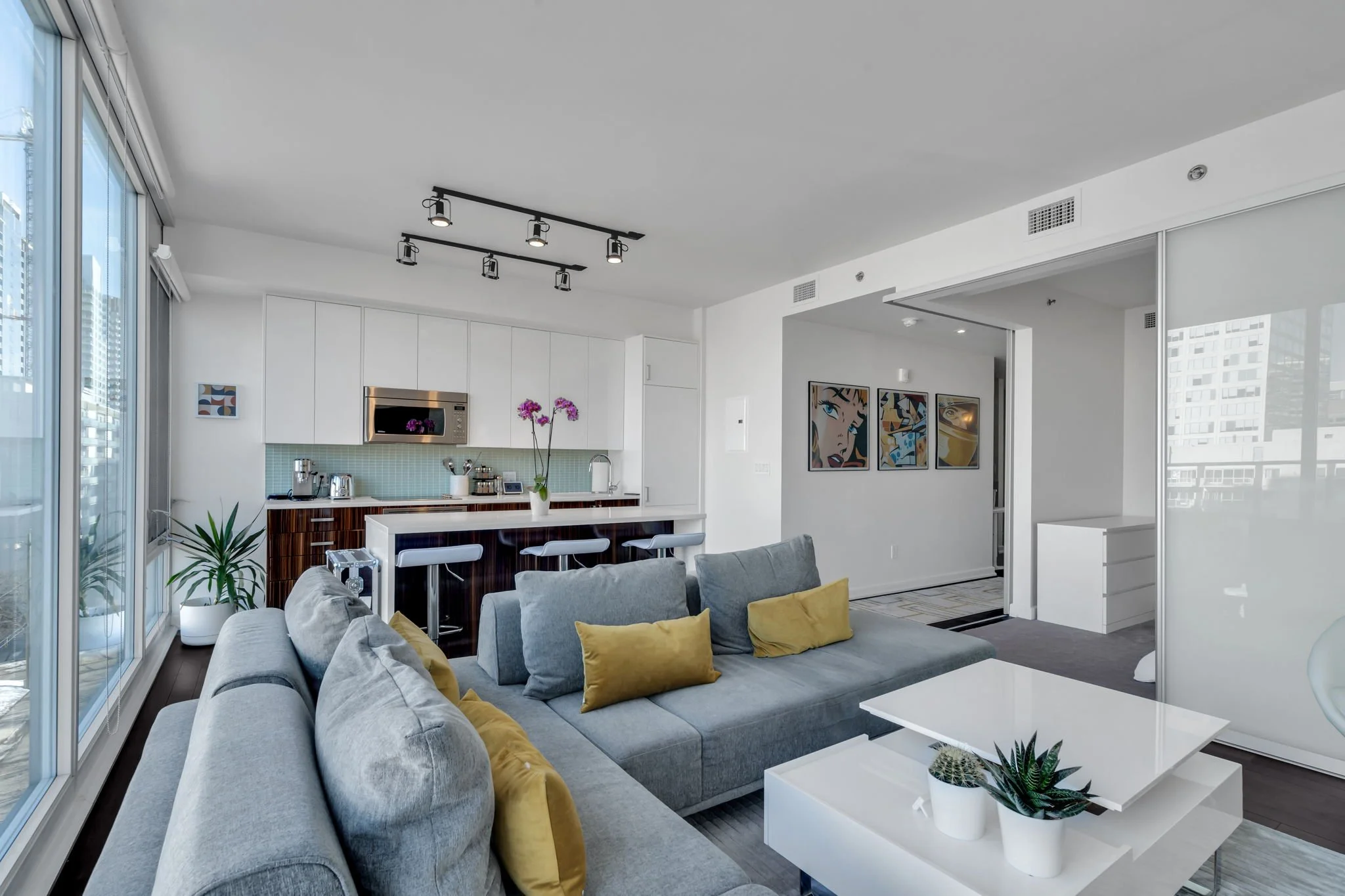 8-web-or-mls-300-lisgar-st-701.jpg