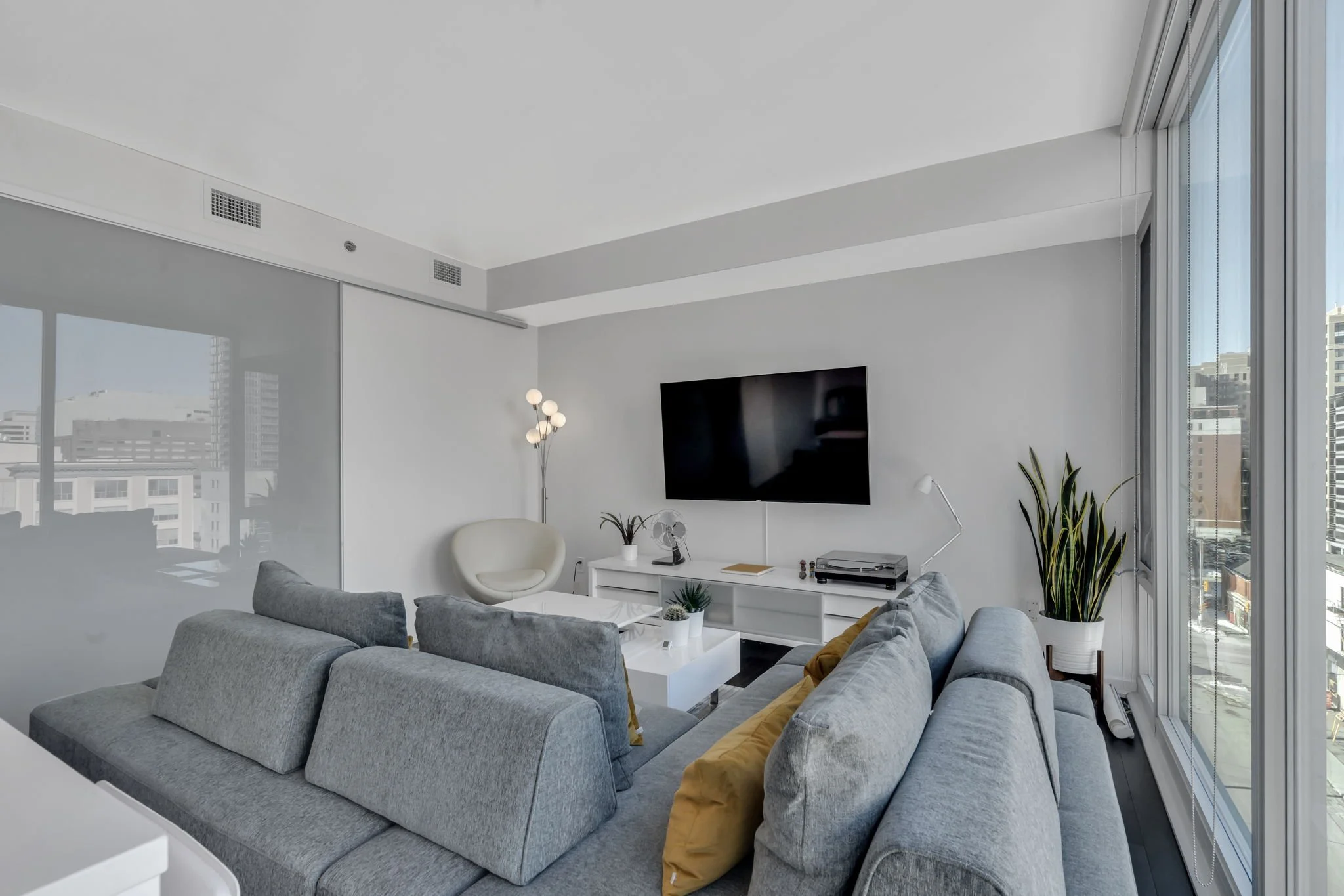 12-web-or-mls-300-lisgar-st-701.jpg