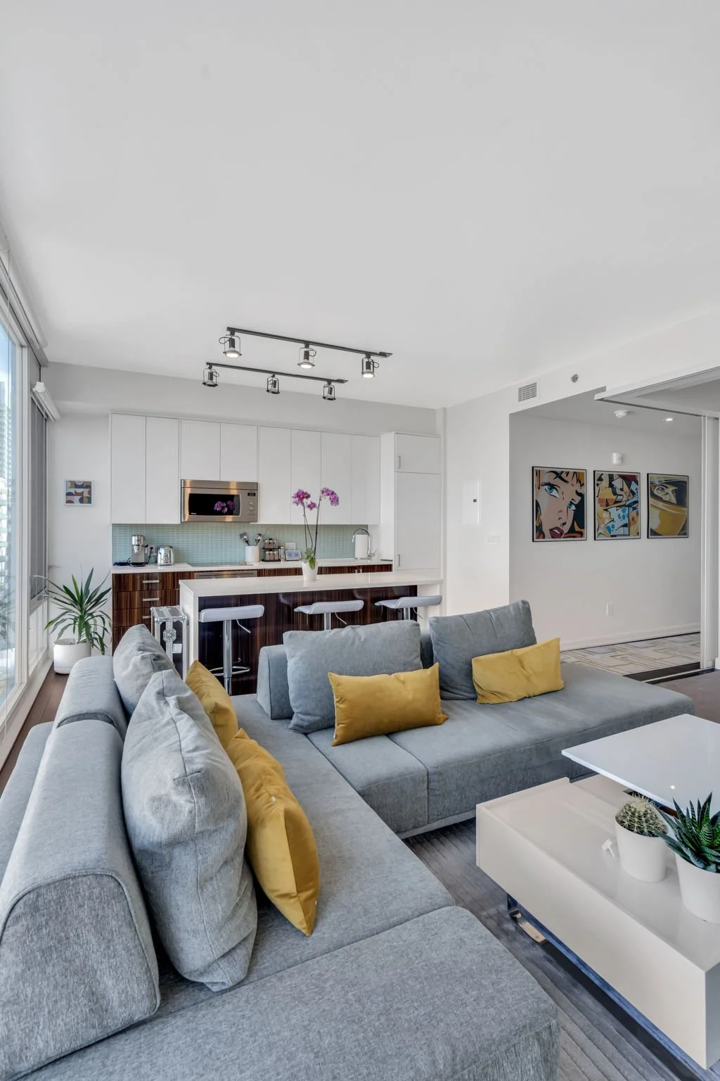 9-web-or-mls-300-lisgar-st-701.jpg
