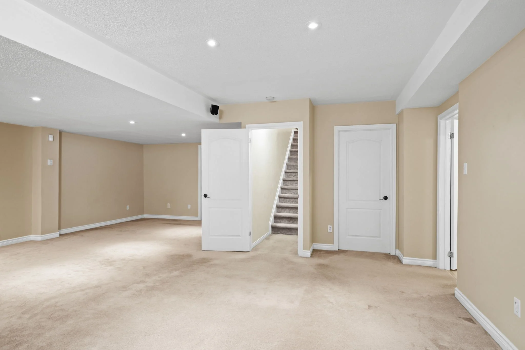 38-web-or-mls-4 Burnstead Crescent-2.jpg