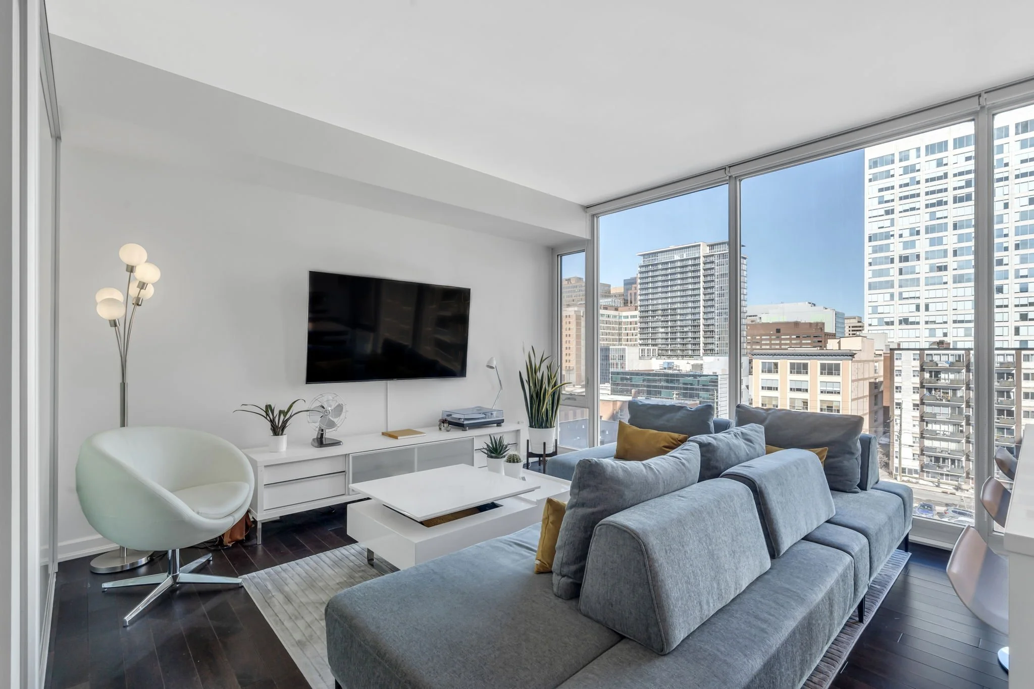 7-web-or-mls-300-lisgar-st-701.jpg