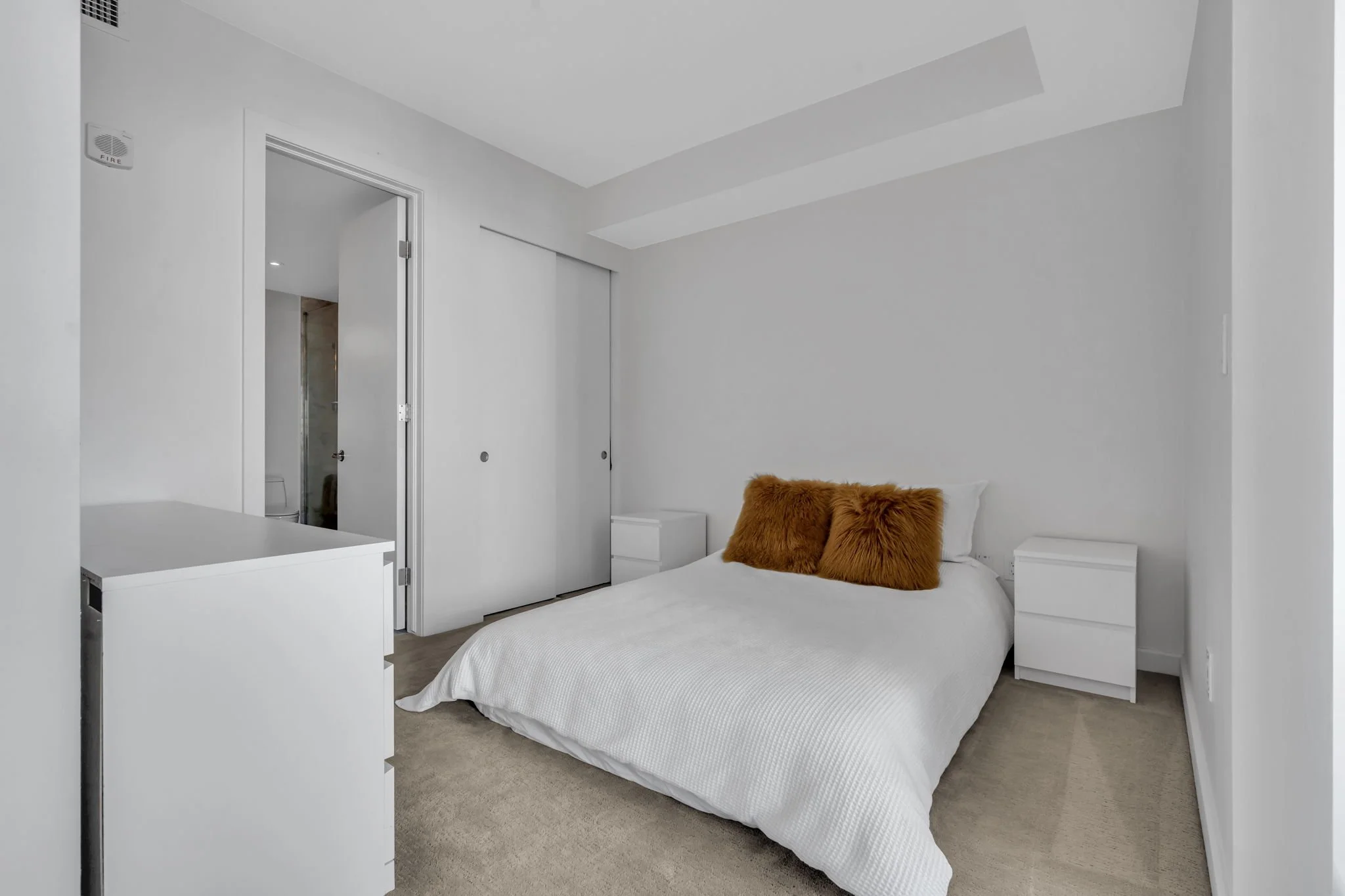 18-web-or-mls-300-lisgar-st-701.jpg
