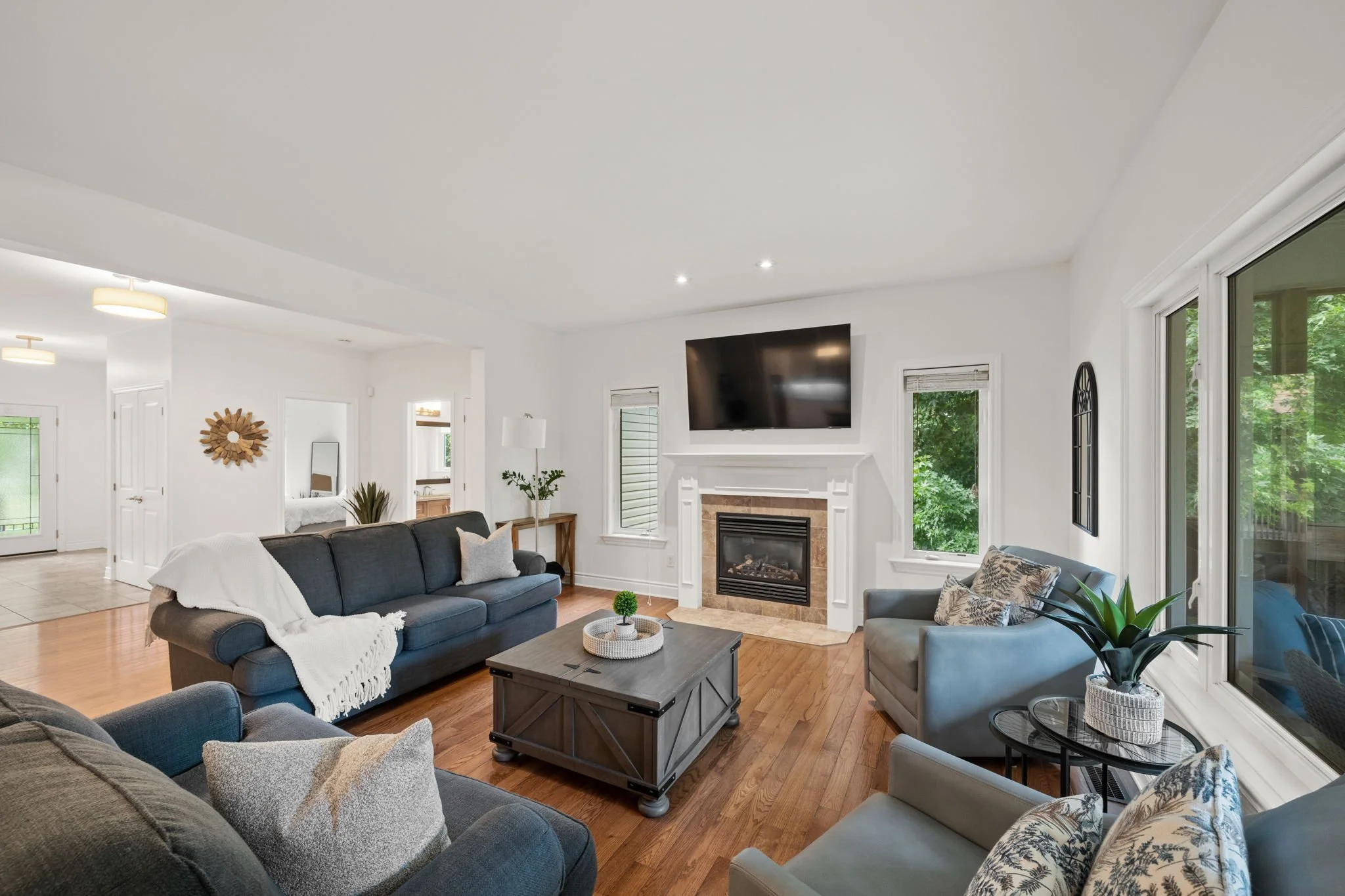 13-web-or-mls-876 Centre Street-13.jpg