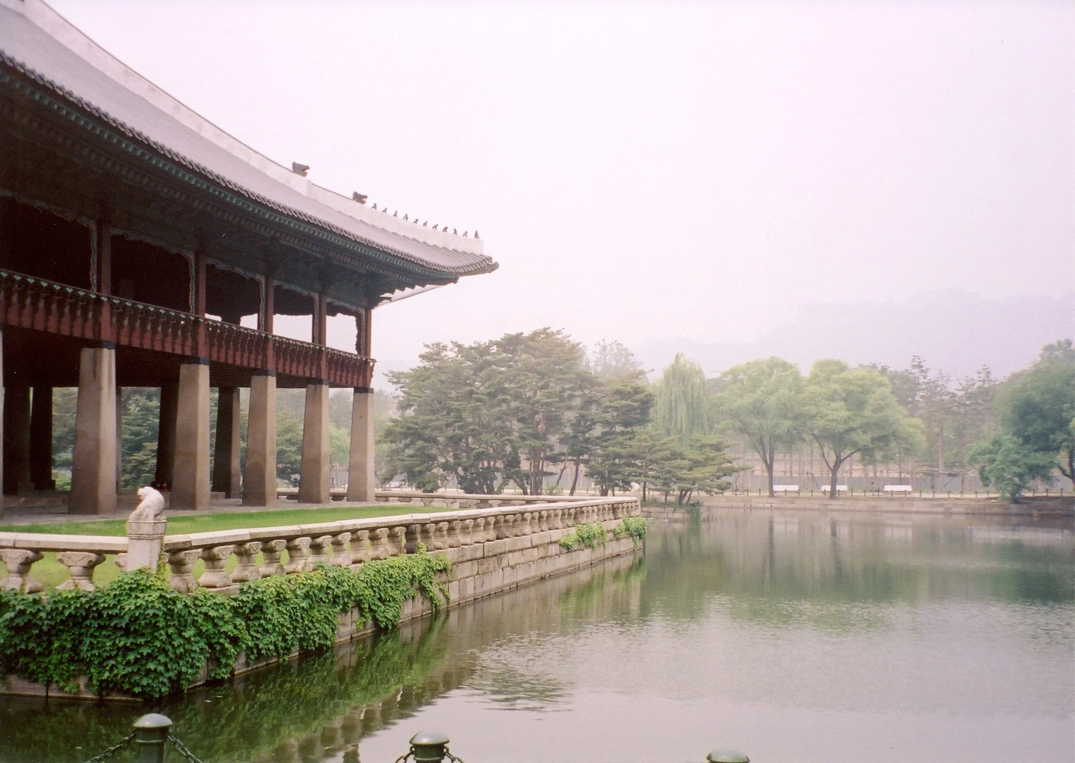One of the many historic buildings in Seoul.jpg