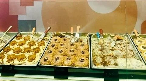 Rollys Montreal Cinnabon Shop