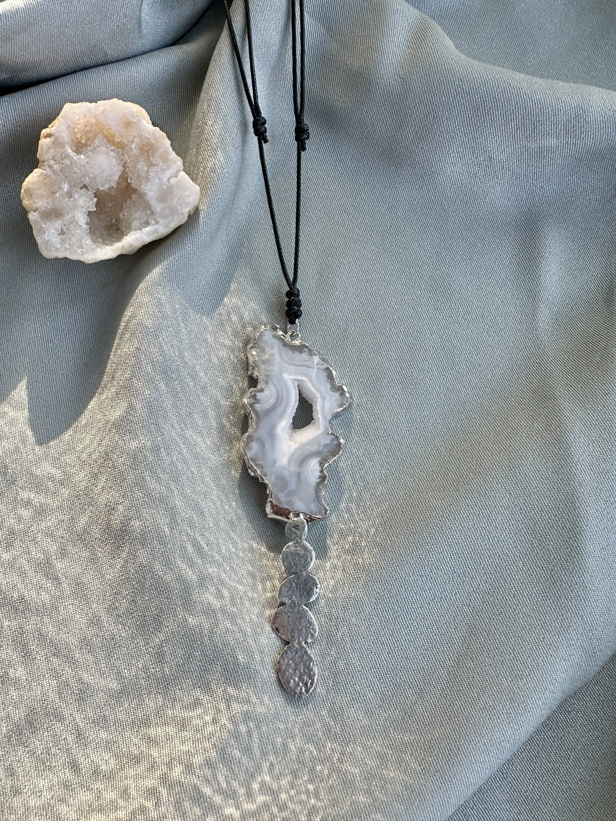 white-agate-silver-necklace-detail.JPG