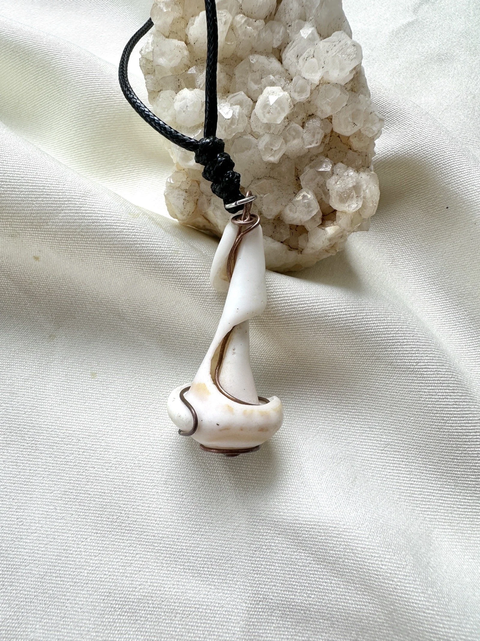 white-shell-pendant-copper-wire-necklace-01.JPG