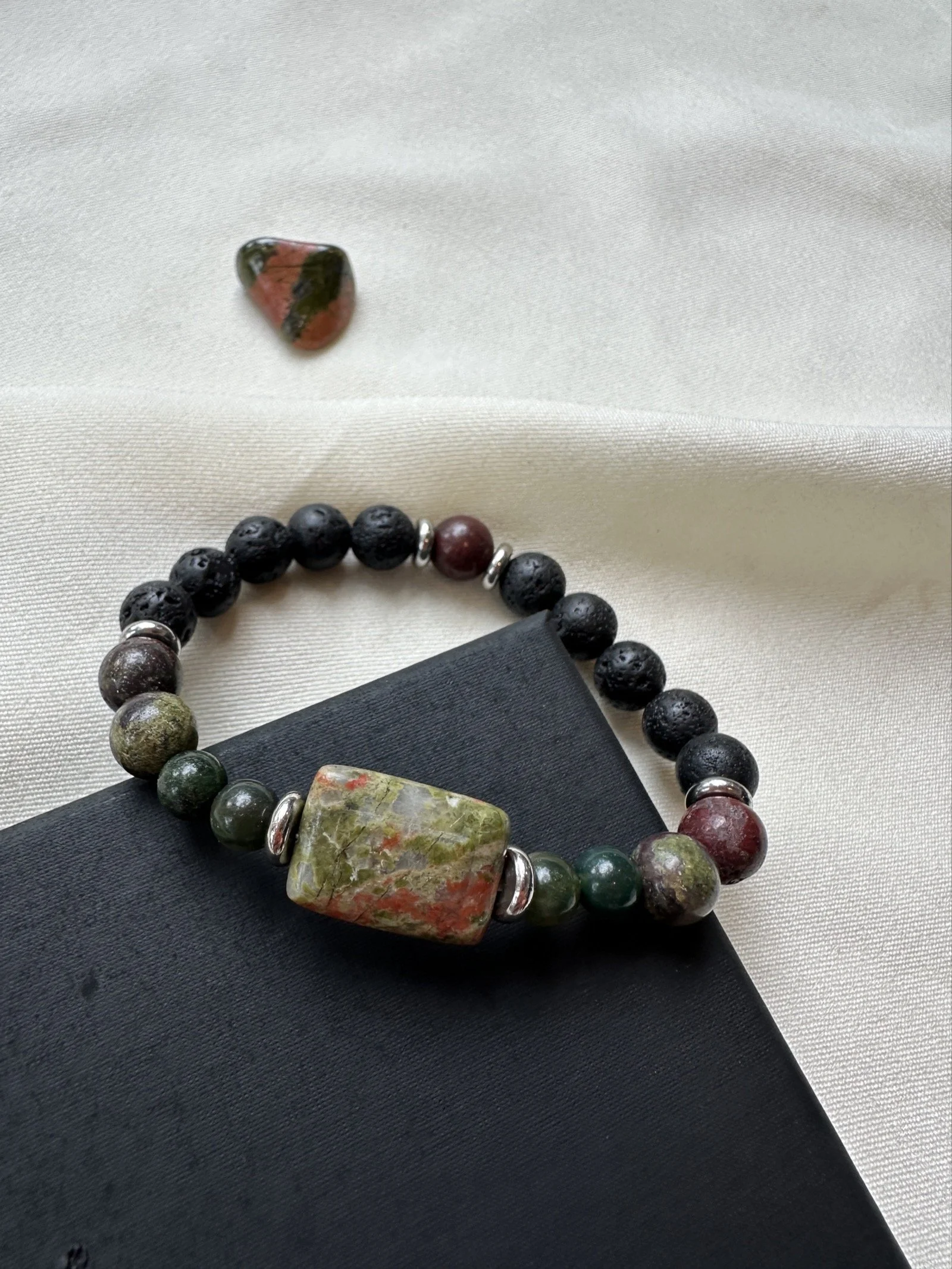 unakite-bloodstone-agate-unisex-bracelet.JPG