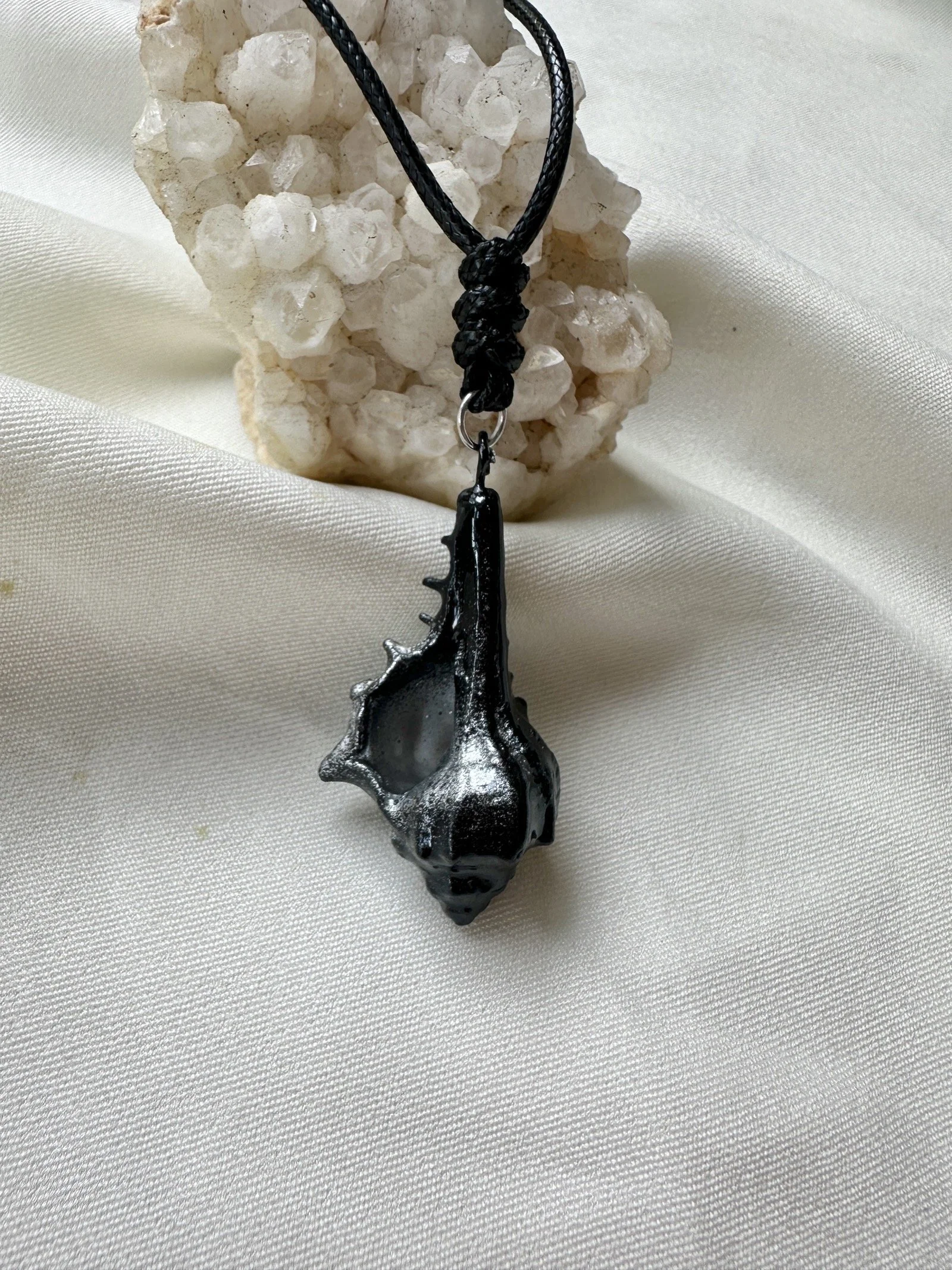 black-shell-pendant-necklace-zodiac-phuket-01.JPG