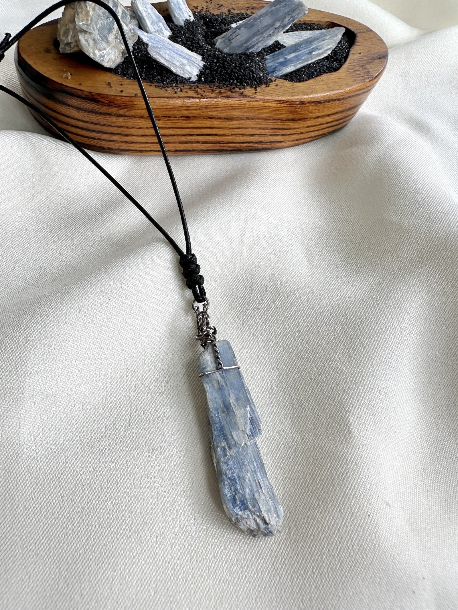 Raw Blue Kyanite Pendant – Clarity & Alignment