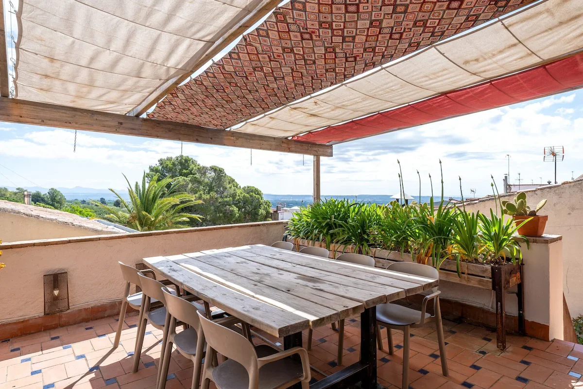 Terraza para grupos con vistas de Cal Mian, casa rural gastronómica en Tarragona