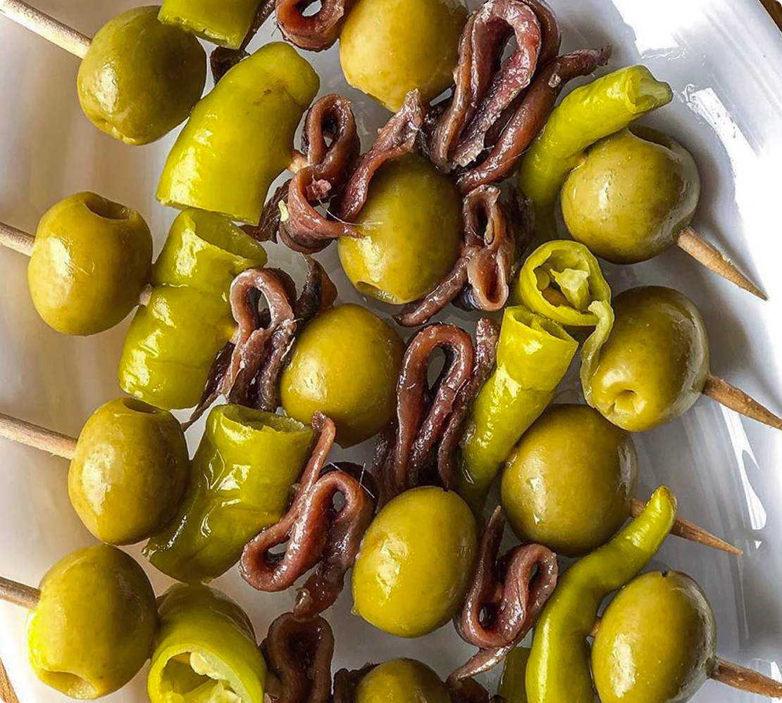 Brochetas con aceitunas verdes y cuerks de anchoa