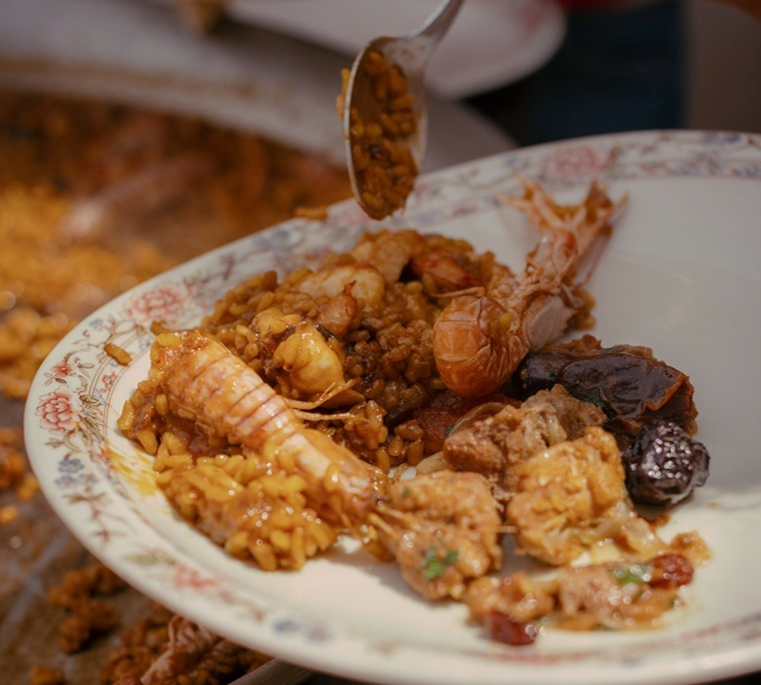 Paella mediterránea de marisco
