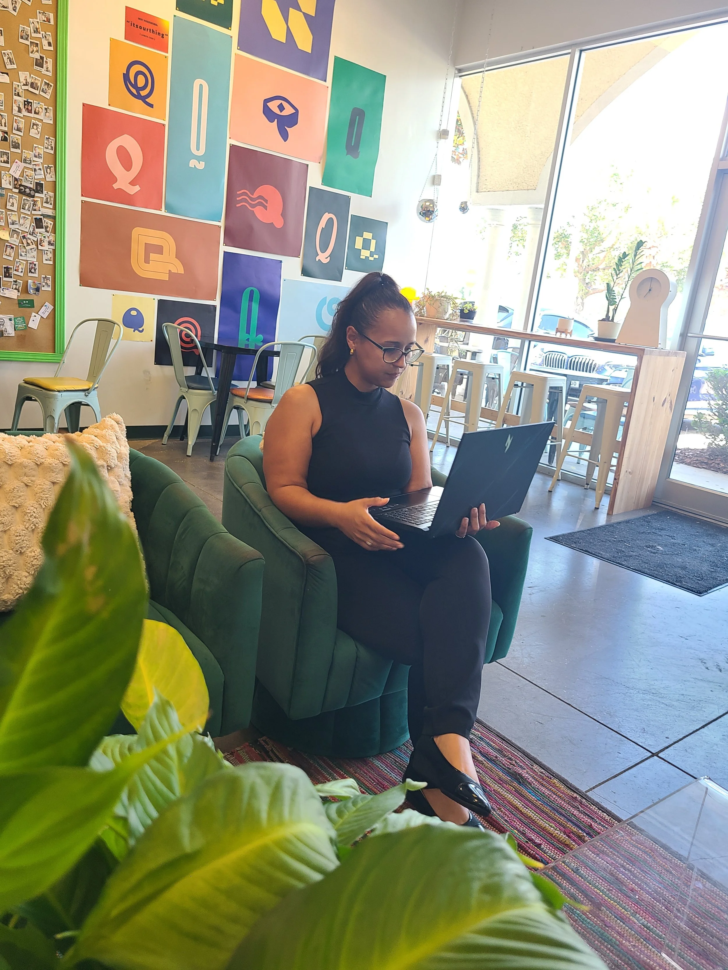 Woman holding laptop in a coffee shop