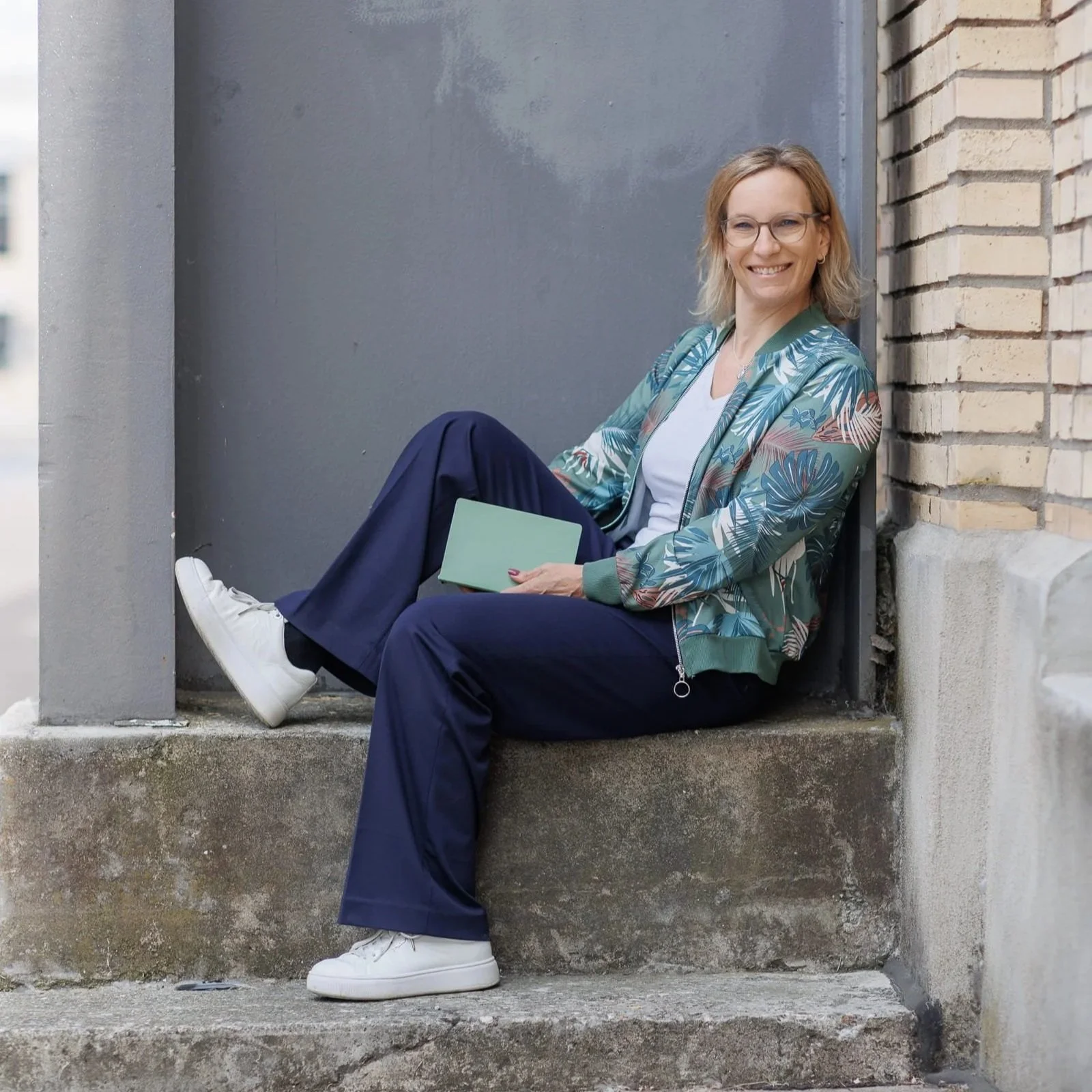 Eva Weimer Burnout Prophylaxe Coach für Angestellte, Führungskräfte und Unternehmen aus Winterthur Zürich - sitzend auf einer Treppe