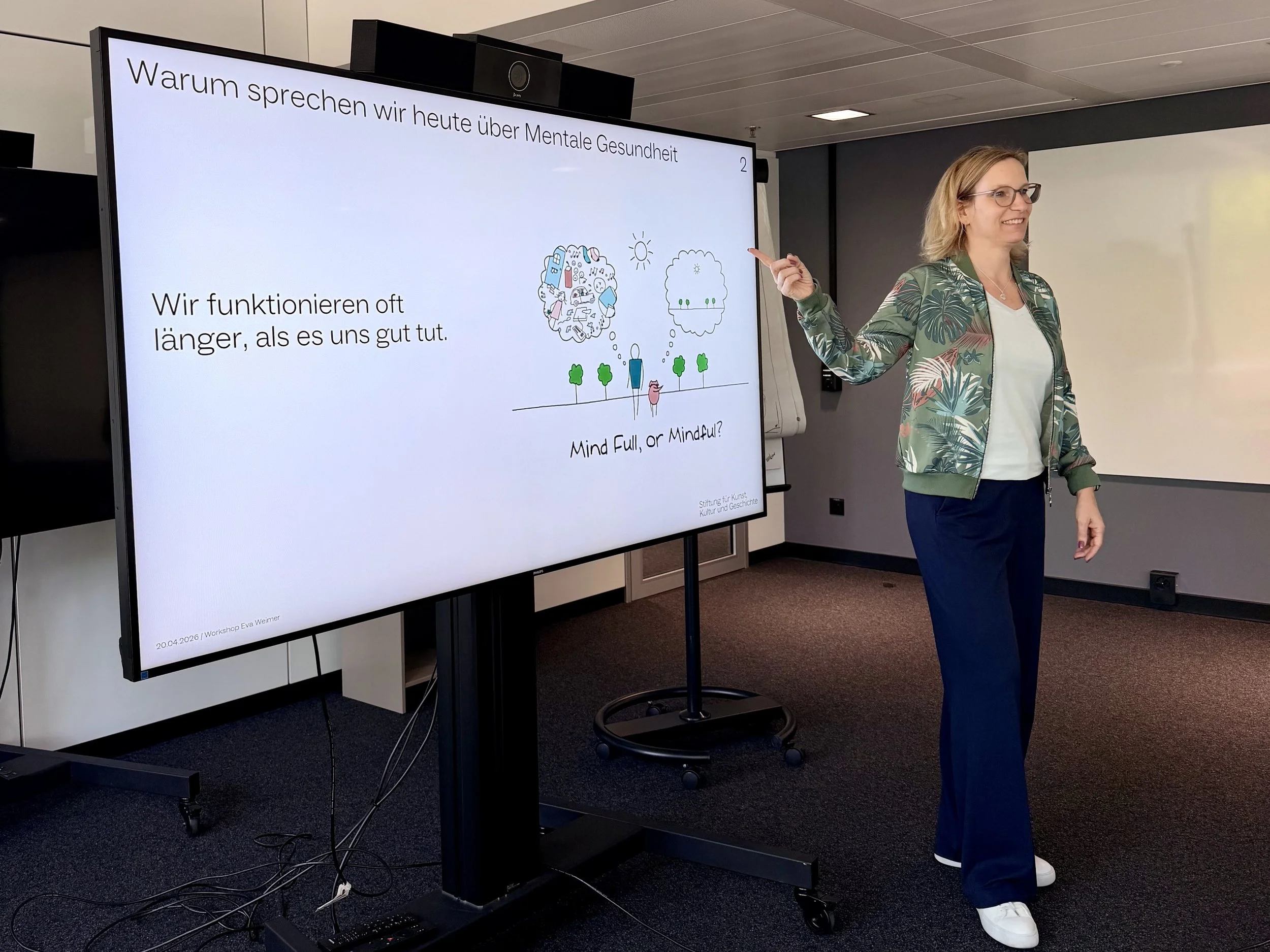 Eva Weimer Burnout Prophylaxe Coach aus Winterthur Zürich gibt eine Präsentation zum Thema mentale Gesundheit