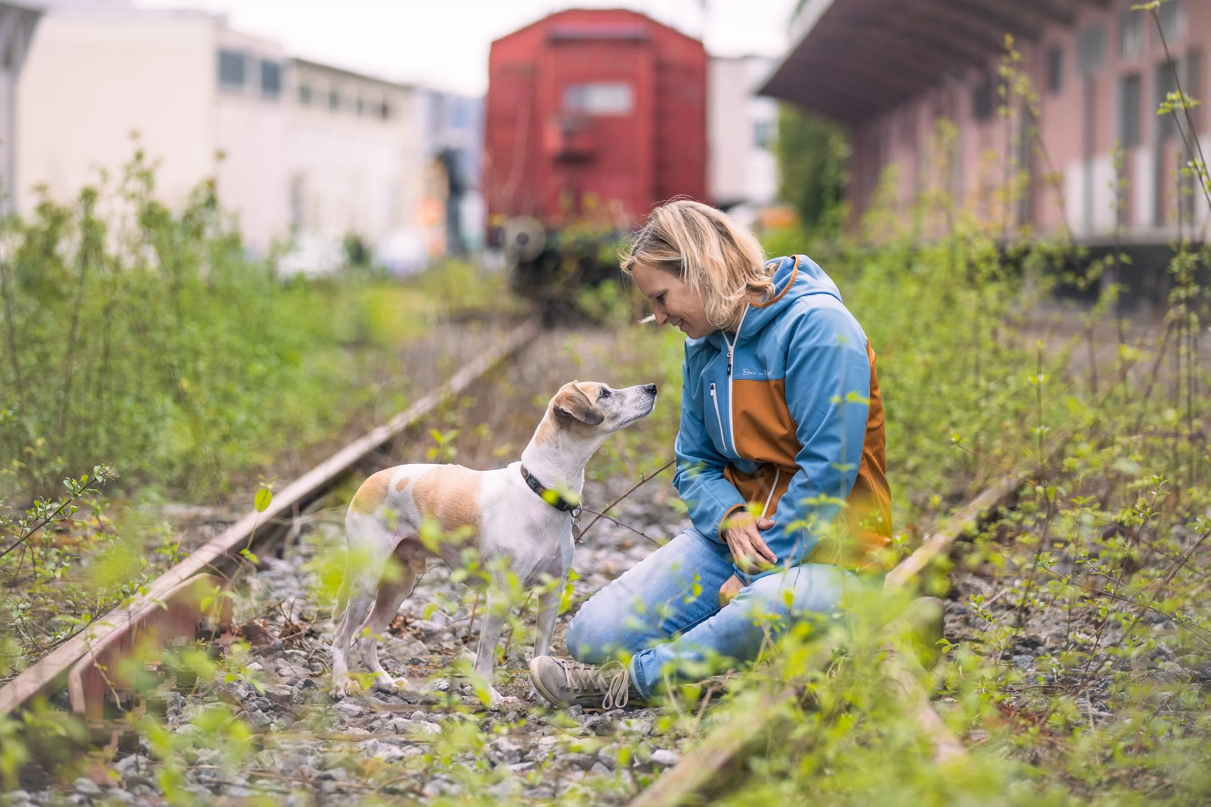 Eva Weimer Burnout Prophylaxe Coach für Angestellte, Führungskräfte und Unternehmen aus Winterthur Zürich - mit ihrem Hund