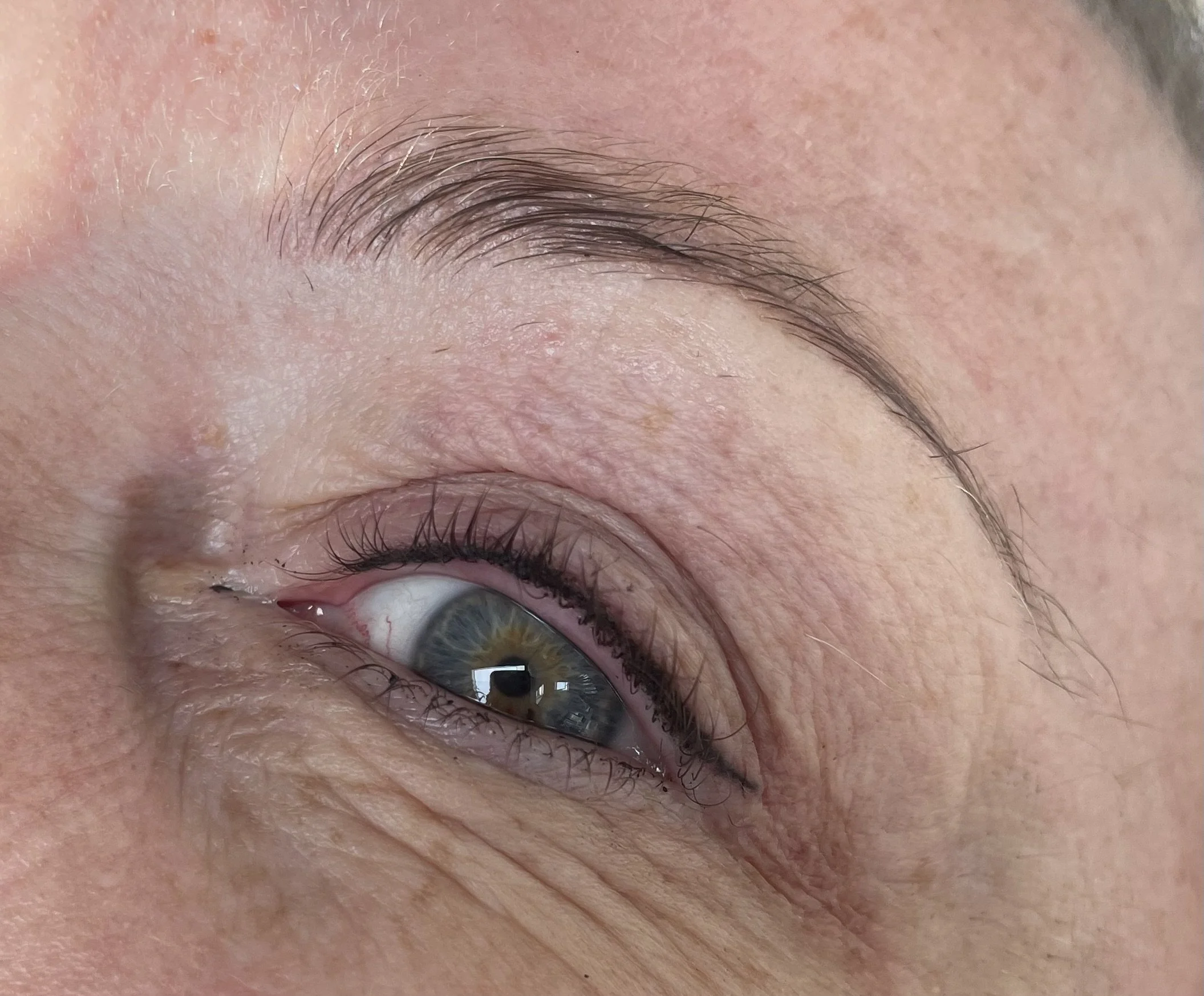Medium thickness winged eyeliner 