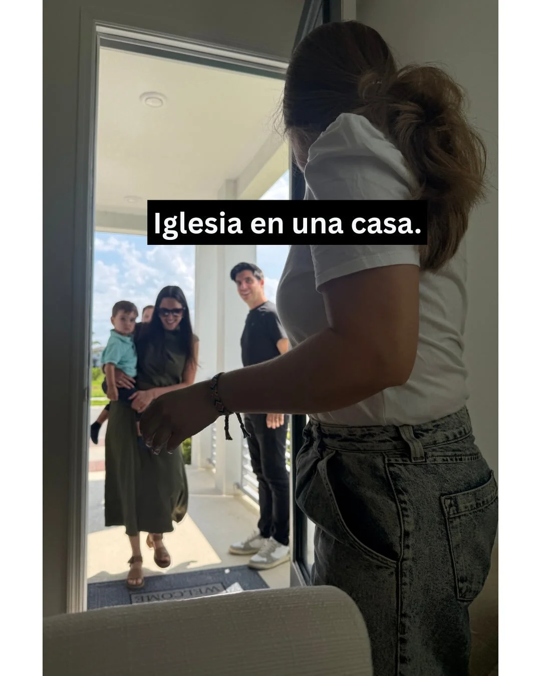Iglesia en una casa.
Alrededor de una mesa.
Compartiendo la vida.
Orando juntos.
Aprendiendo las Escrituras.
Adorando con sencillez.
Construyendo relaciones reales.

As&iacute; se ve&iacute;a la iglesia en Hechos.
Y sigue vi&eacute;ndose as&iacute; h