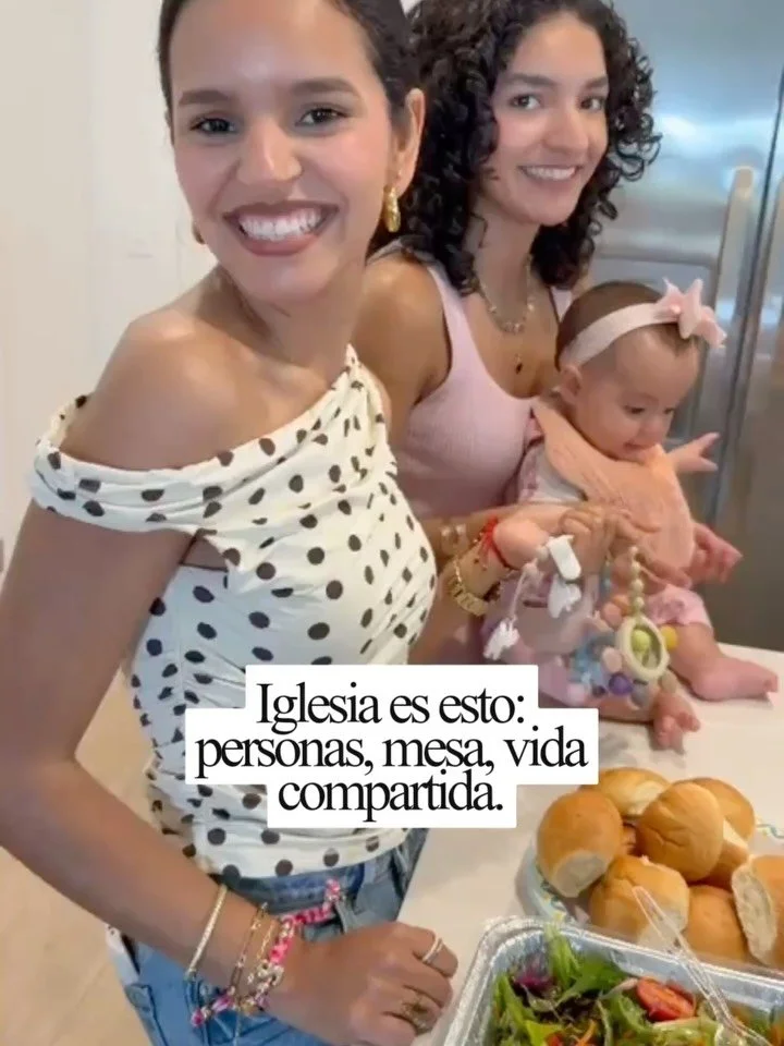 La iglesia no empez&oacute; en un auditorio.
Empez&oacute; en mesas, en casas, en relaciones reales.

Esto no es perfecto.
Hay ni&ntilde;os, ruido, distracciones&hellip; y aun as&iacute;, Dios est&aacute; en medio.

Aqu&iacute; no venimos a consumir,