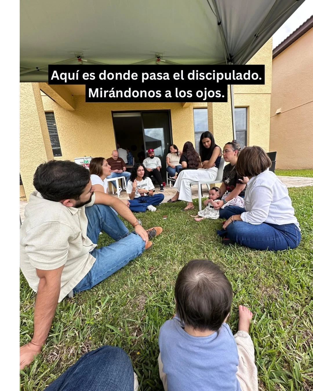 No estamos tratando de hacer iglesia diferente.
Estamos caminando de regreso a lo esencial.

Mesas compartidas.
Conversaciones reales.
Oraciones sencillas.
Vidas abiertas.

Aqu&iacute; no hay escenario.
No hay programa.
No hay espectadores.

Hay pers