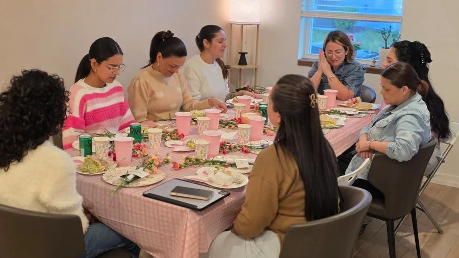La mesa sigue siendo uno de los lugares m&aacute;s poderosos para el discipulado.

Cada semana, las mujeres de nuestra iglesia se re&uacute;nen alrededor de la mesa para crecer juntas en Jes&uacute;s, compartir la vida y caminar en comunidad.

Adorac
